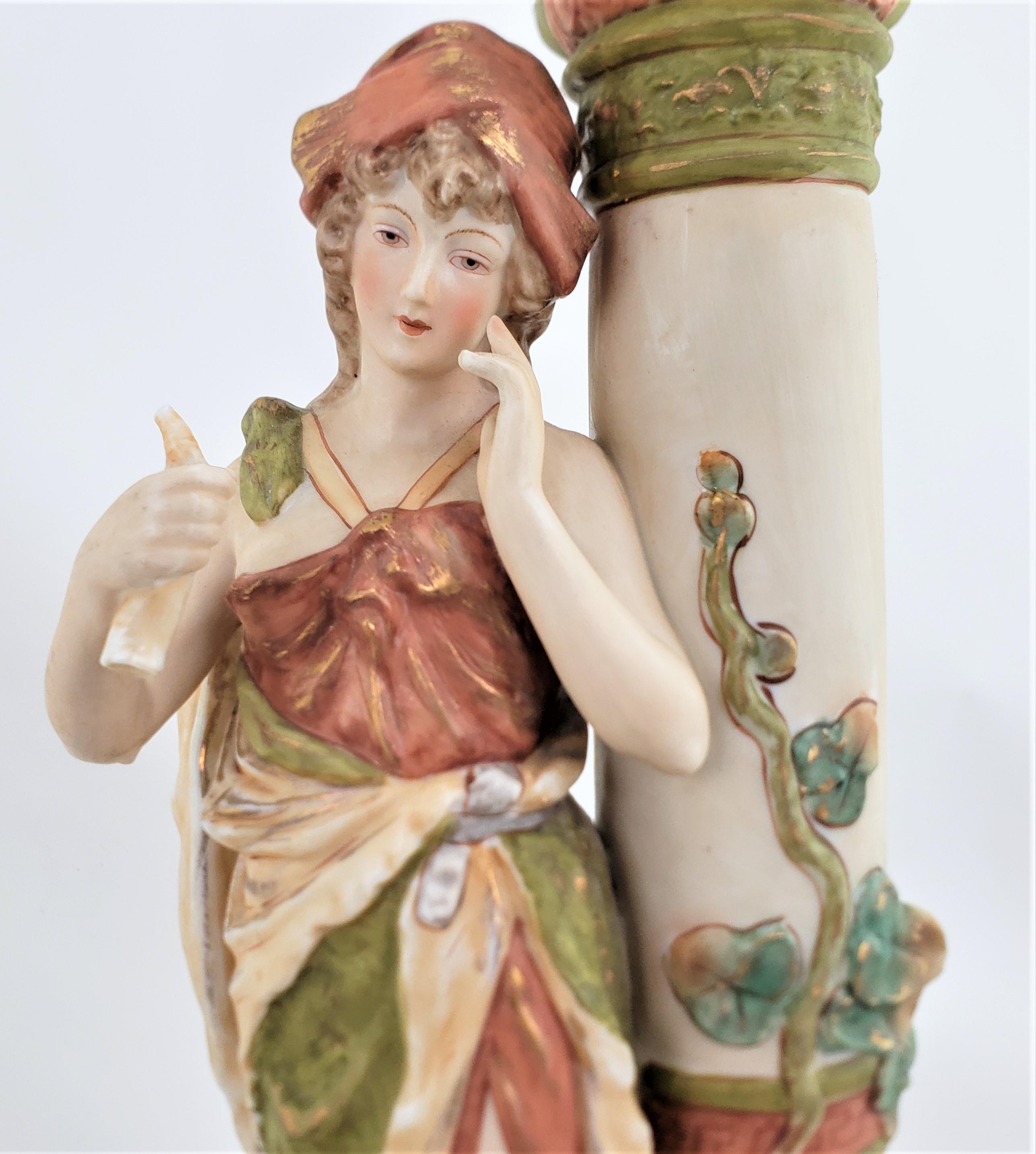 Paire de grandes lampes de bureau anciennes attribuées à Royal Dux avec des figures néoclassiques en vente 7