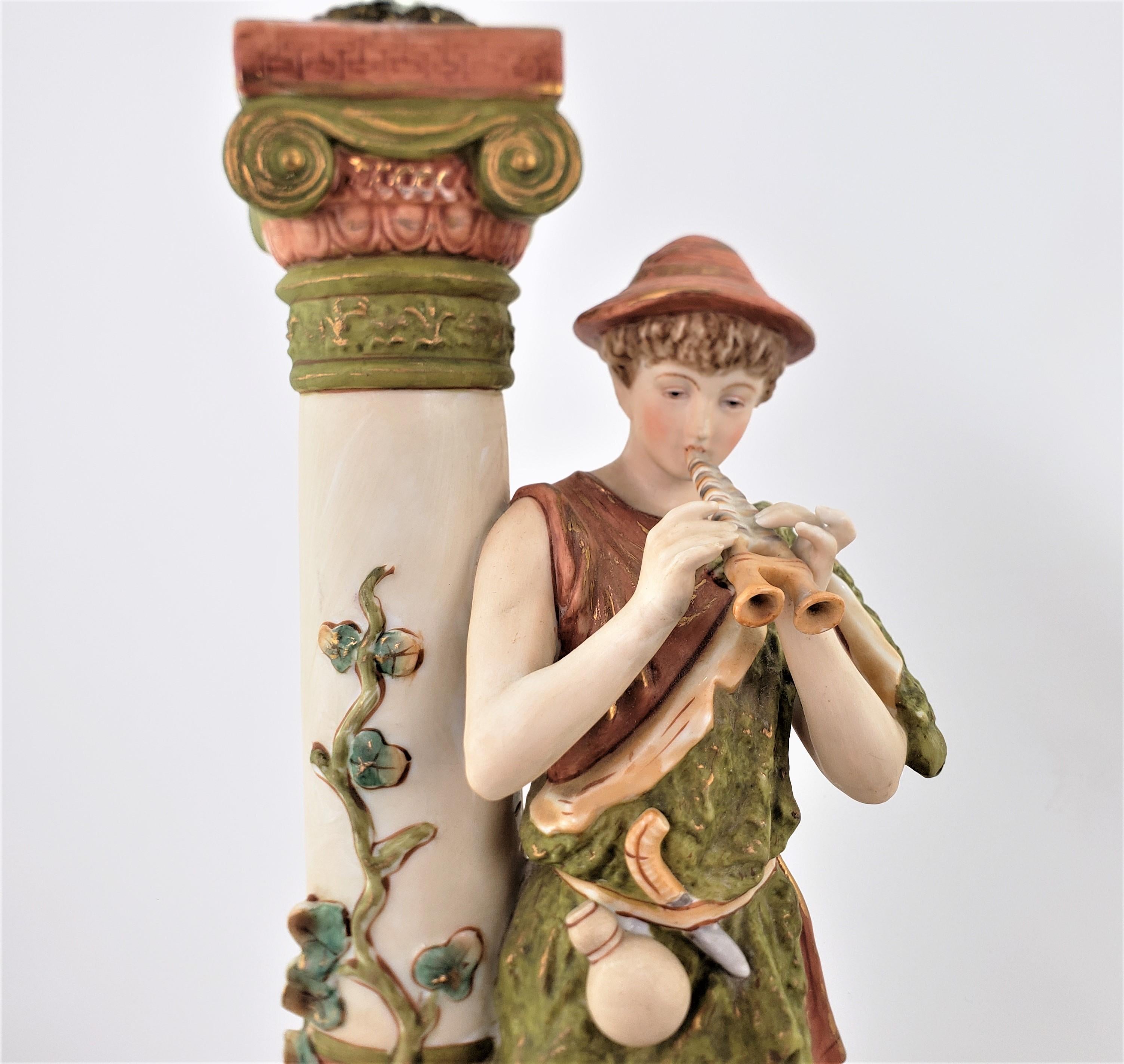 Paire de grandes lampes de bureau anciennes attribuées à Royal Dux avec des figures néoclassiques en vente 8