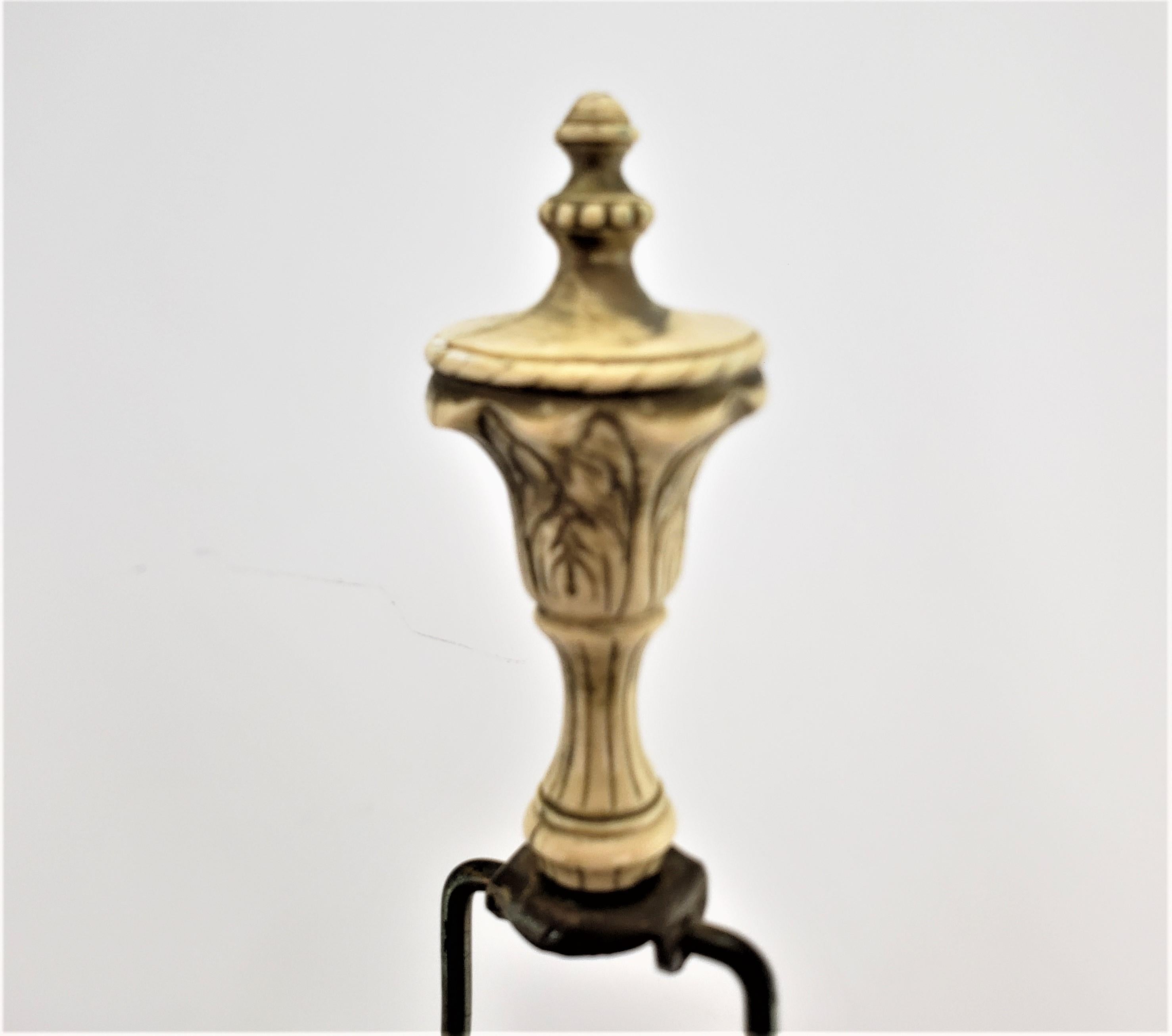 Paire de grandes lampes de bureau anciennes attribuées à Royal Dux avec des figures néoclassiques en vente 12