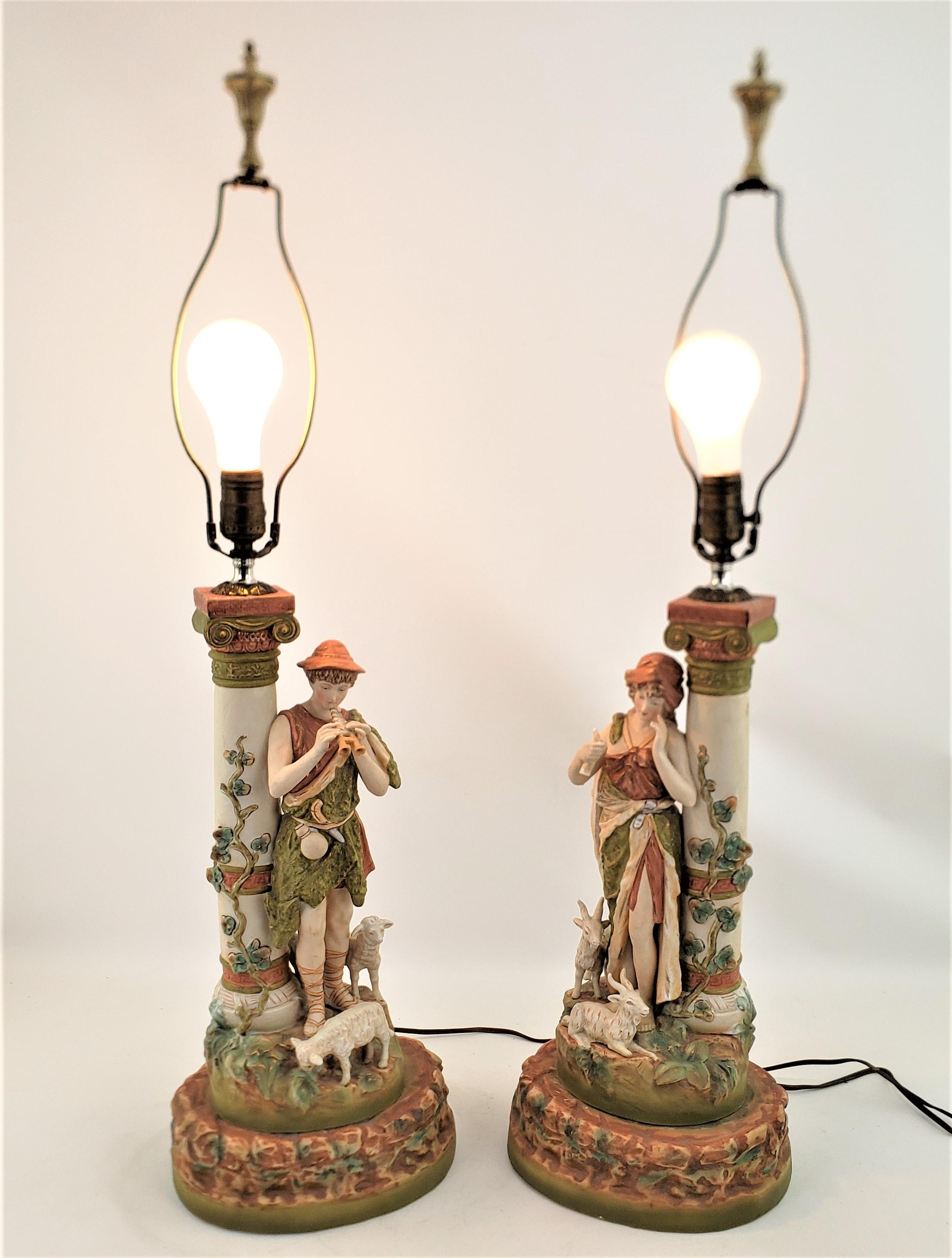Néo-classique Paire de grandes lampes de bureau anciennes attribuées à Royal Dux avec des figures néoclassiques en vente