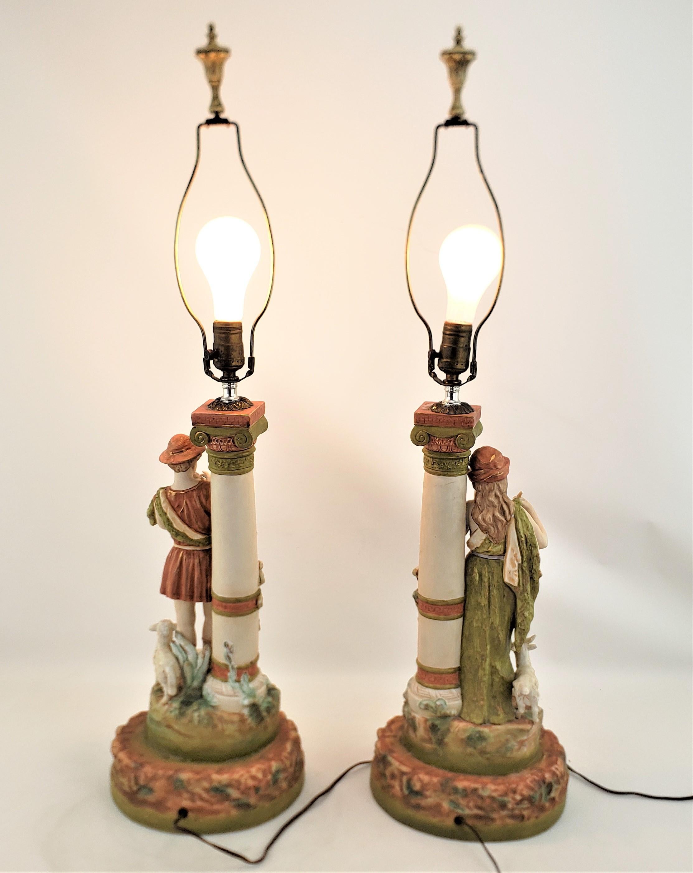 Moulé Paire de grandes lampes de bureau anciennes attribuées à Royal Dux avec des figures néoclassiques en vente