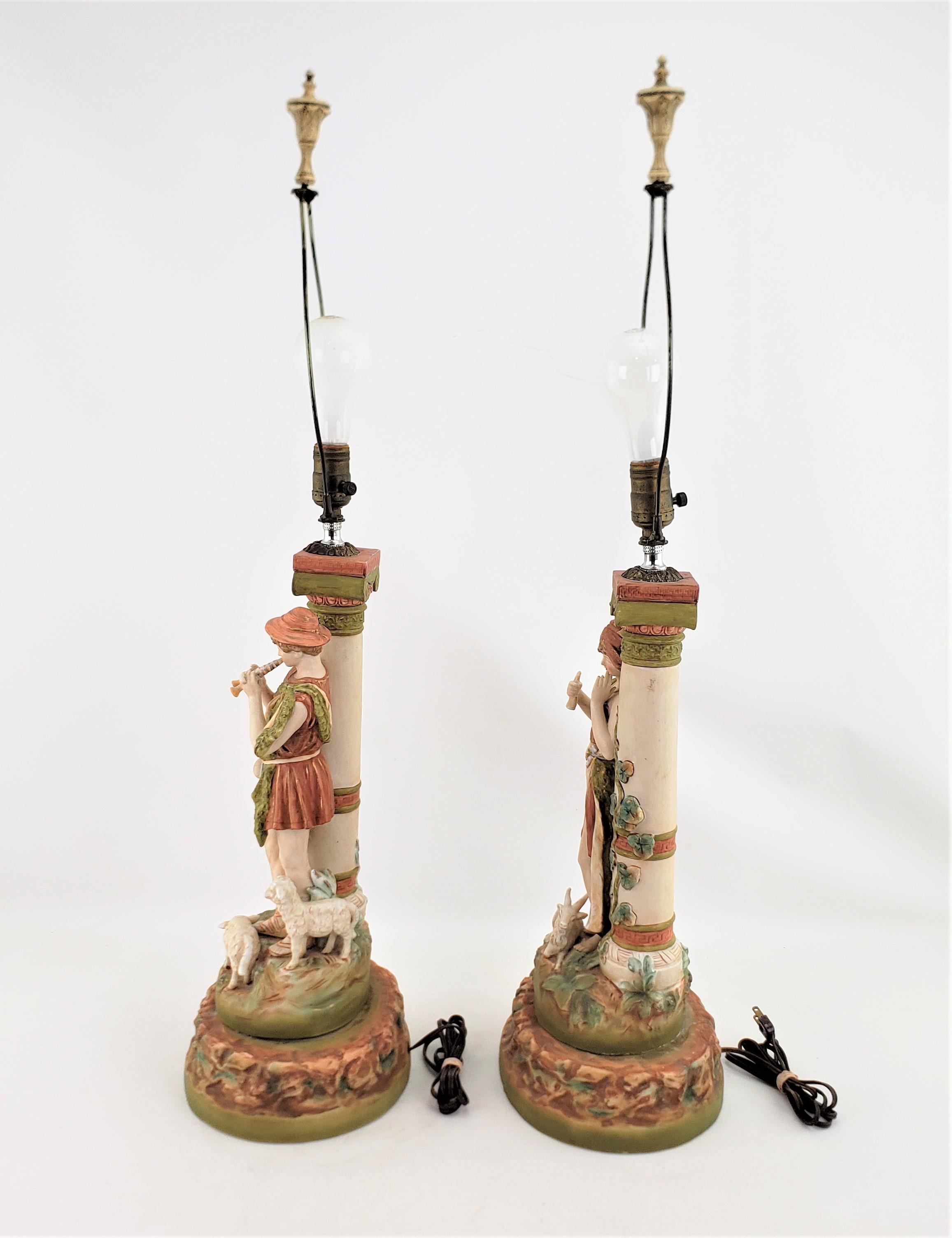 20ième siècle Paire de grandes lampes de bureau anciennes attribuées à Royal Dux avec des figures néoclassiques en vente
