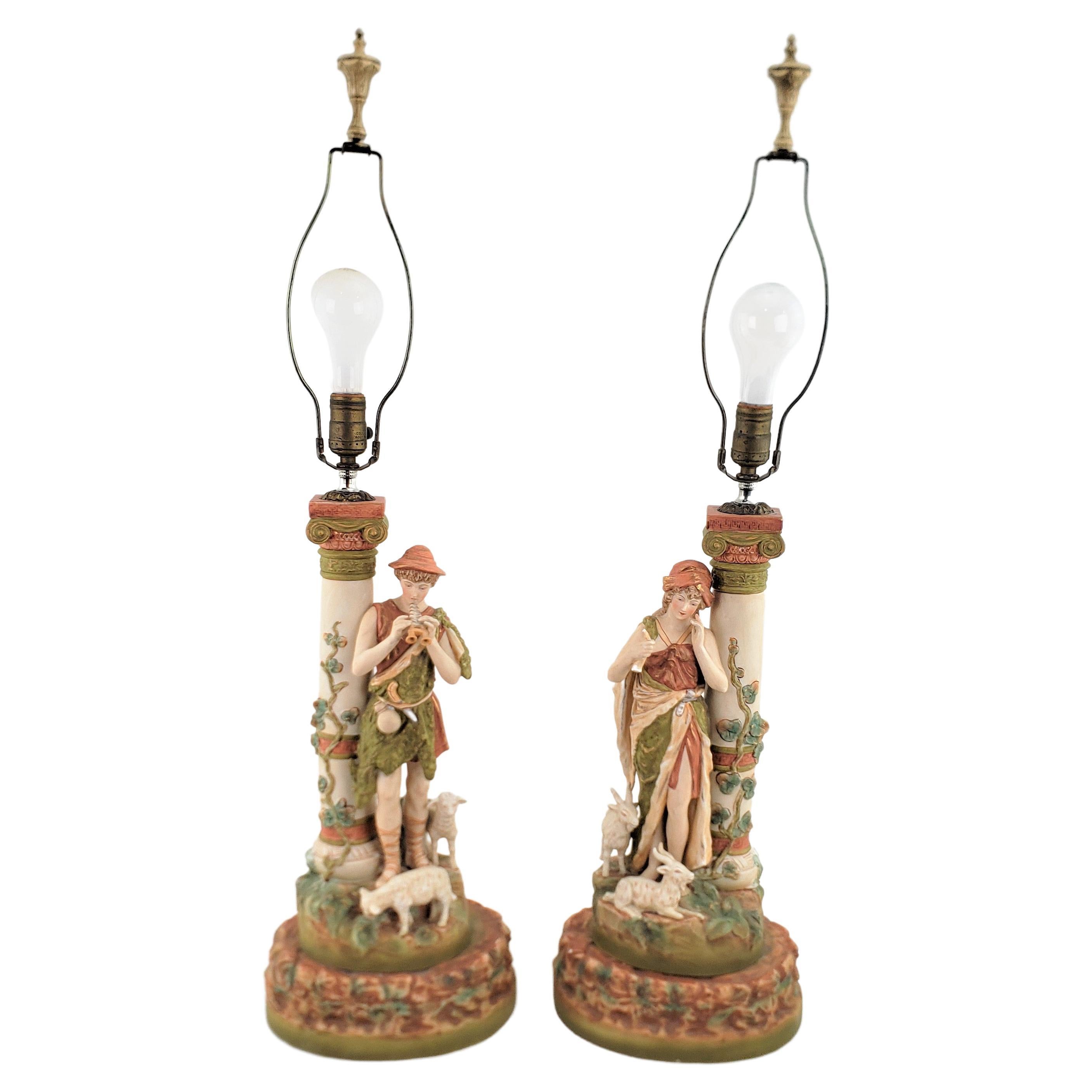 Paire de grandes lampes de bureau anciennes attribuées à Royal Dux avec des figures néoclassiques en vente