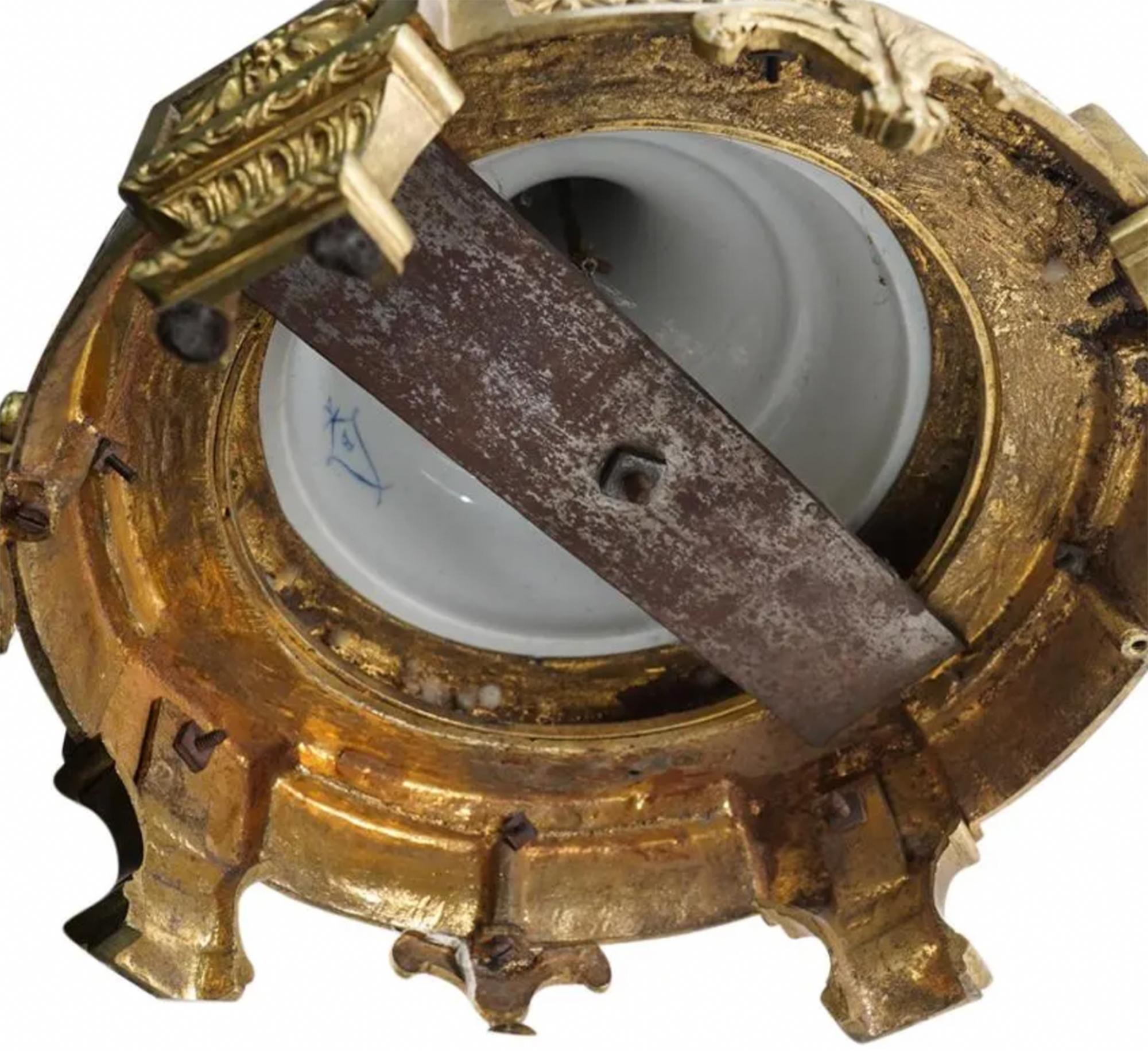 Coppia di grandi urne antiche in porcellana e bronzo di Sèvres in vendita 2