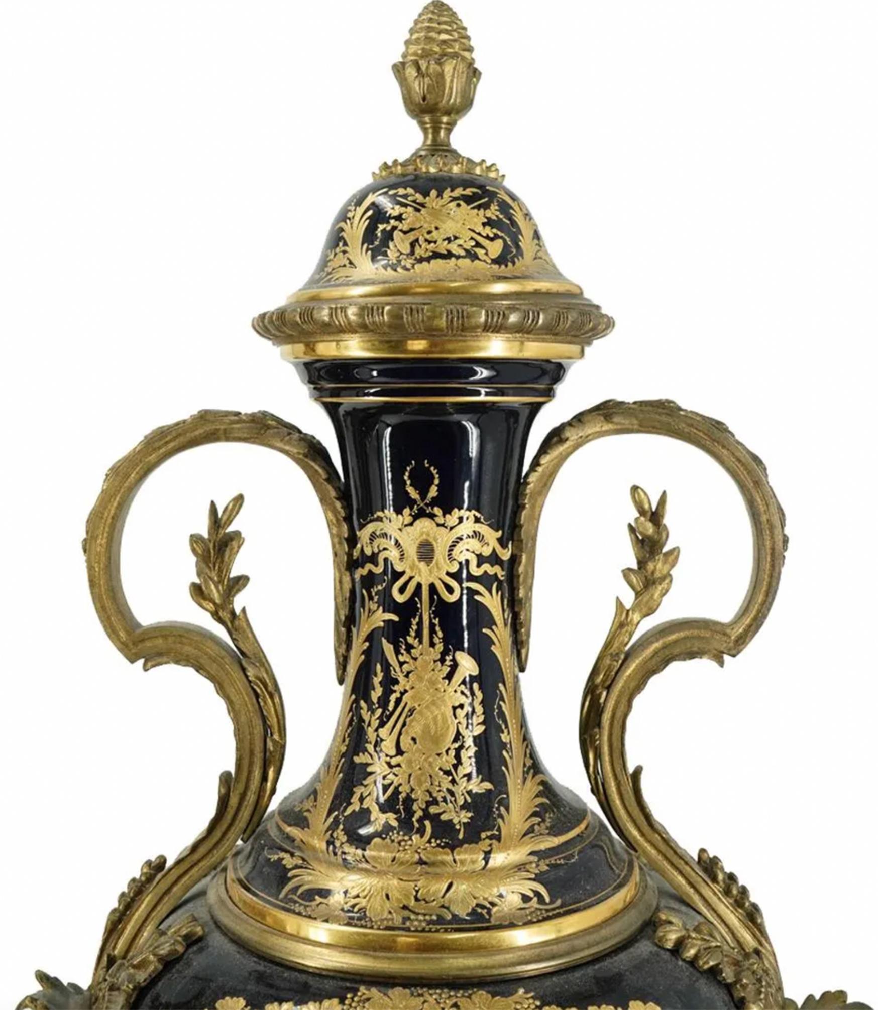 Rococo Paire de grandes urnes anciennes en porcelaine de Sèvres et bronze en vente