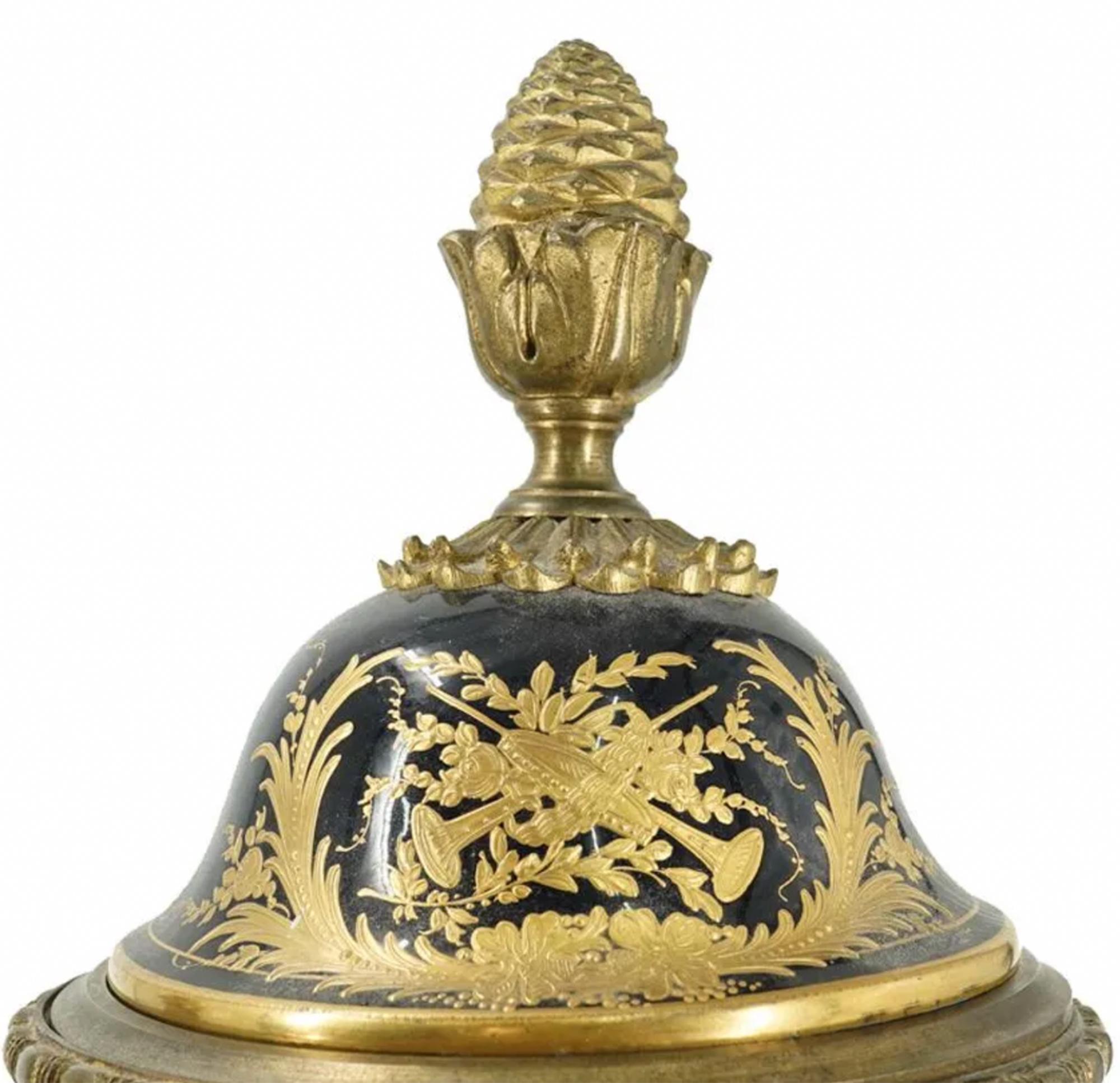 Vernissé Paire de grandes urnes anciennes en porcelaine de Sèvres et bronze en vente