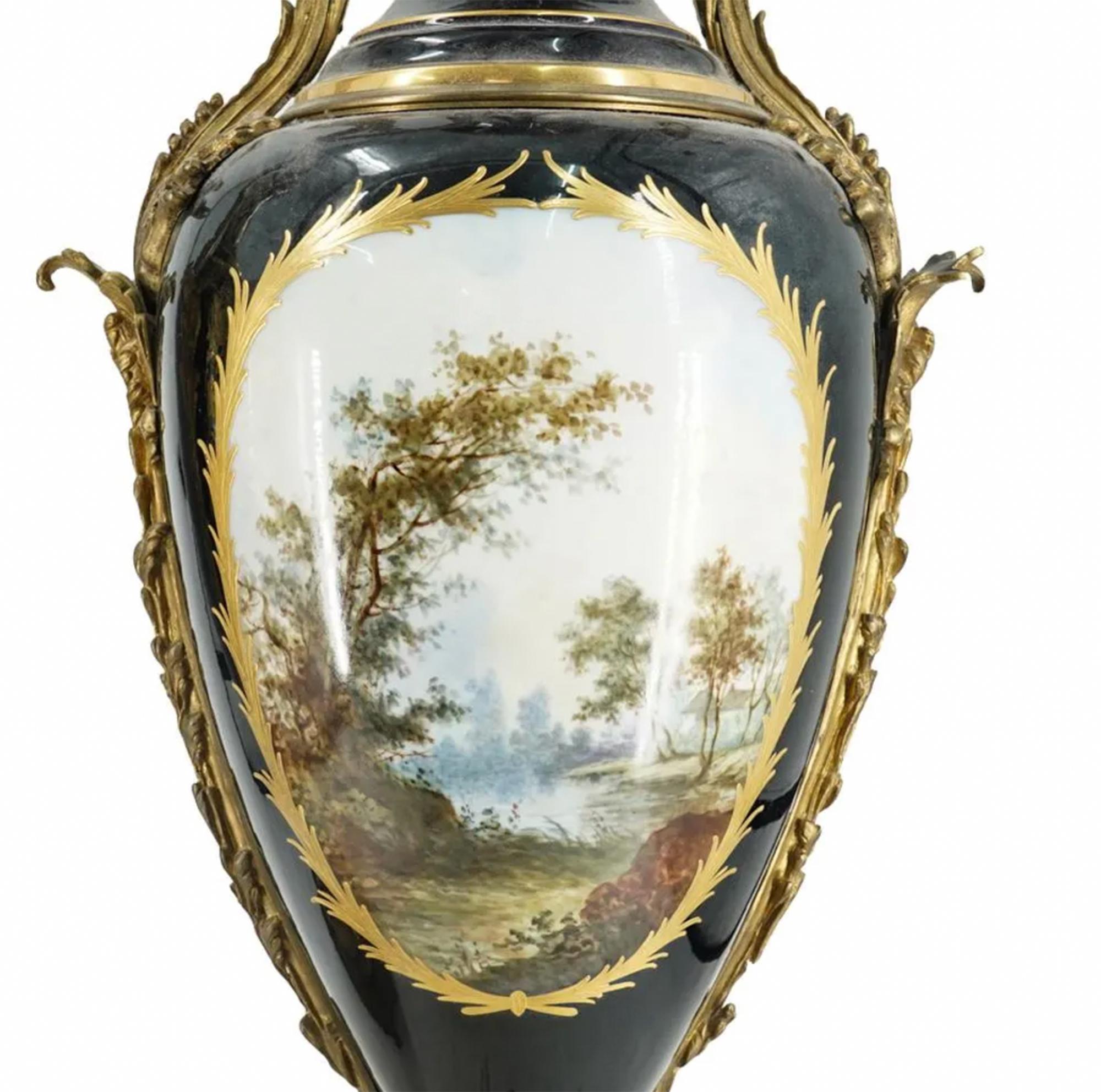 XIXe siècle Paire de grandes urnes anciennes en porcelaine de Sèvres et bronze en vente