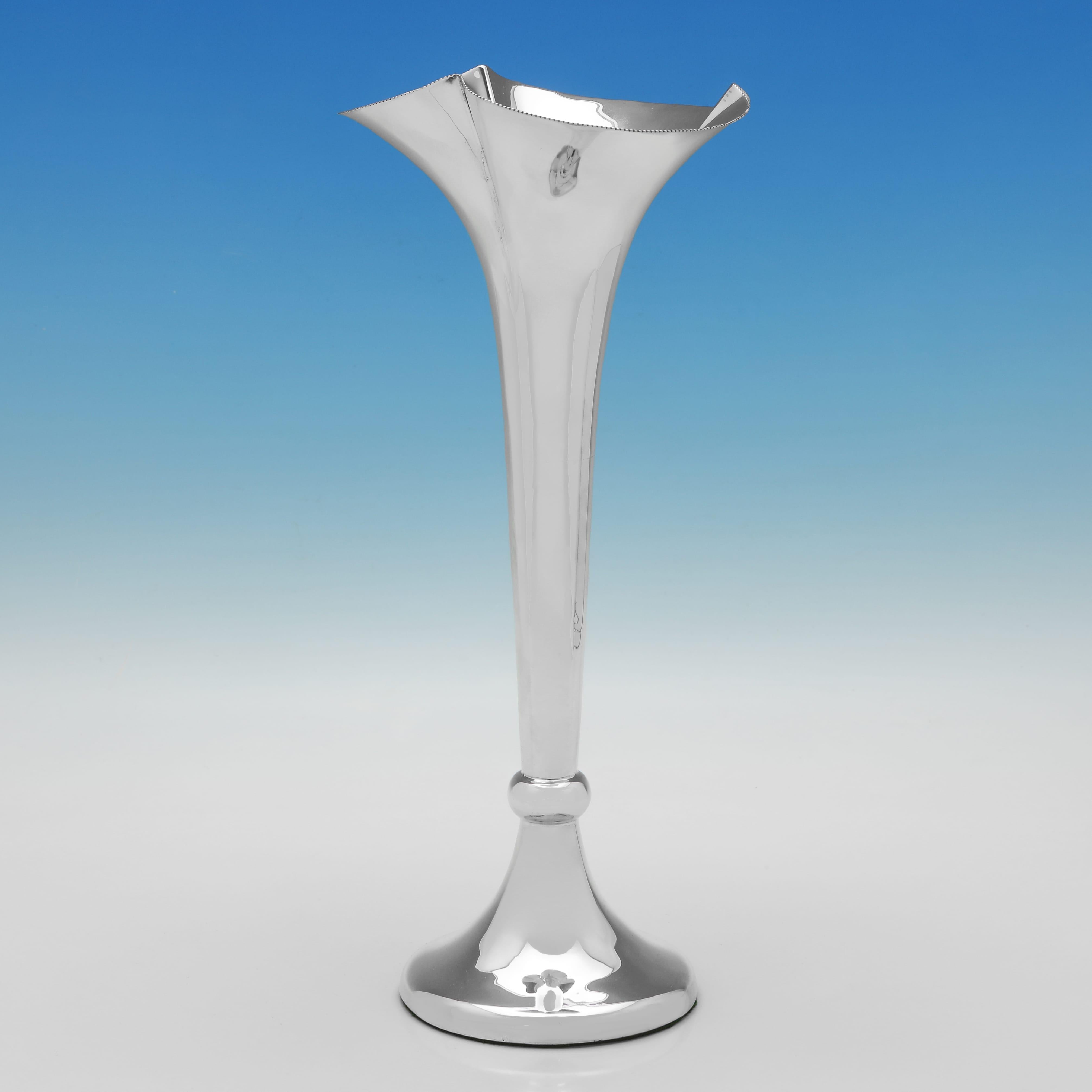 Marchiata a Sheffield nel 1910 da James Dixon & Sons, questa bella coppia di vasi antichi in argento sterling ha un design semplice e dimensioni più grandi del solito. Ogni vaso misura 12,5