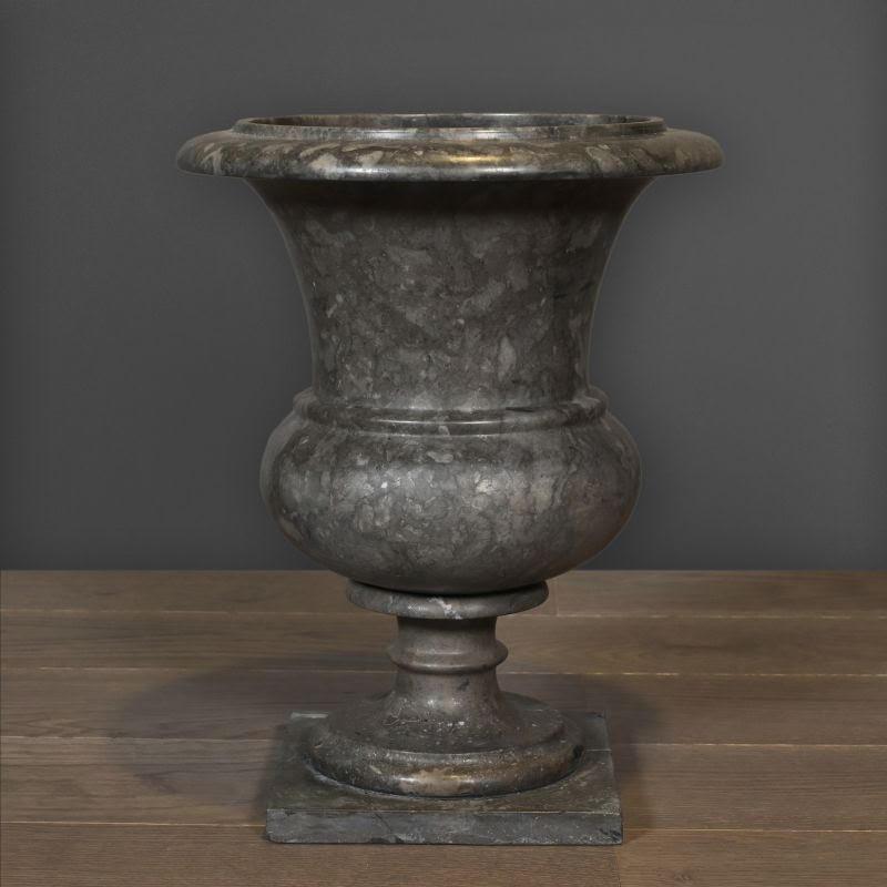 Coppia di grandi vasi medicei in stile antico in marmo grigio, XX secolo.

Coppia di grandi vasi medicei in stile antico in marmo grigio, XX secolo.
H: 34 cm, P: 28 cm