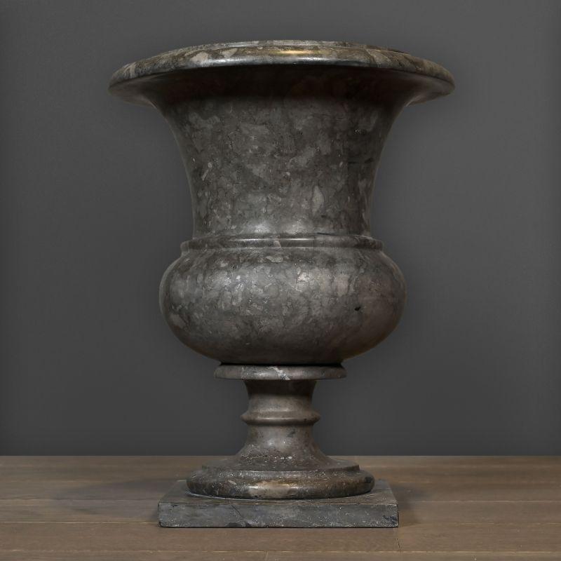 Mid-Century moderno Coppia di grandi vasi medicei in stile antico in marmo grigio, XX secolo. in vendita