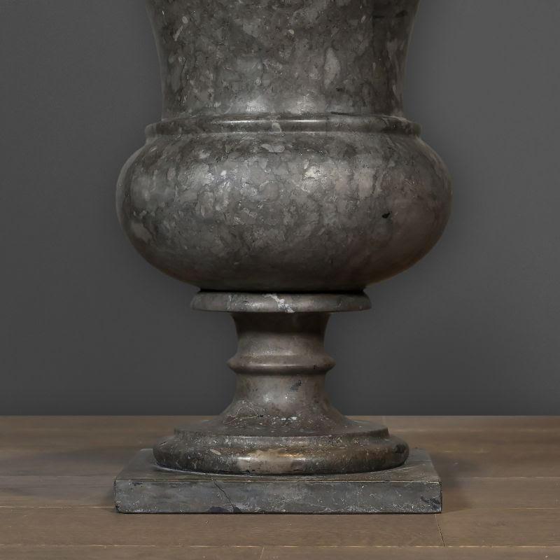 Coppia di grandi vasi medicei in stile antico in marmo grigio, XX secolo. In condizioni buone in vendita a Saint-Ouen, FR