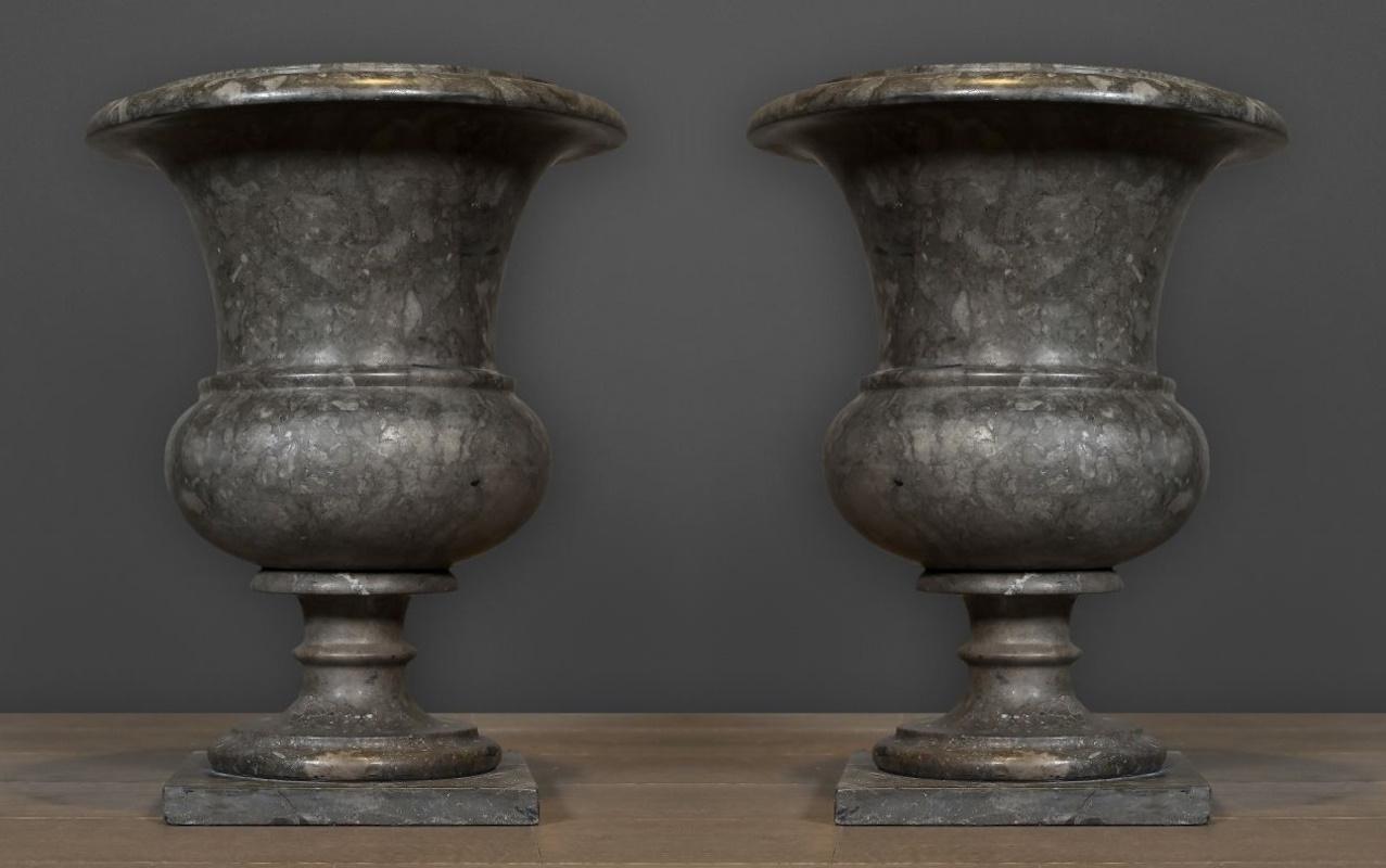 Marmo Coppia di grandi vasi medicei in stile antico in marmo grigio, XX secolo. in vendita