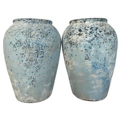 Pareja de grandes tarros antiguos de terracota con pátina azul envejecida