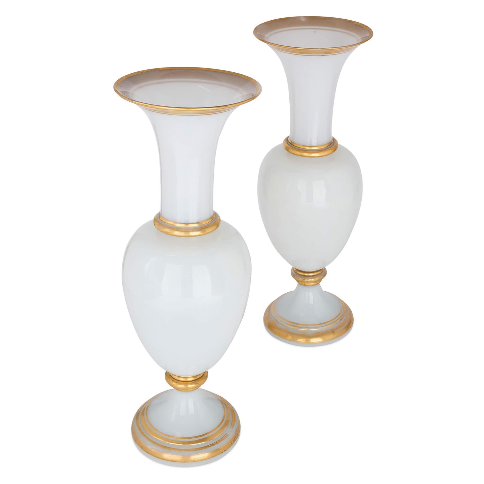 Paire de grands vases anciens en verre blanc de Baccarat
Français, fin du 19e siècle 
Hauteur 120 cm, diamètre 41 cm

D'une taille impressionnante, cette paire de vases identiques est réalisée en verre opalin blanc sophistiqué. Délicatement