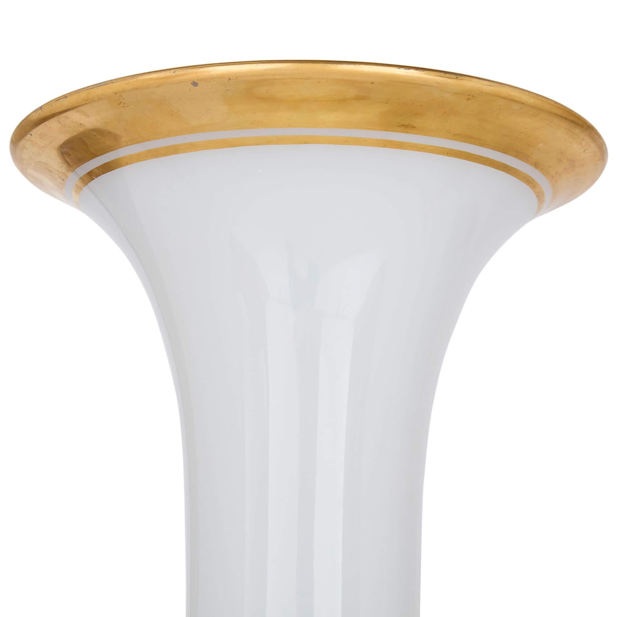 Néoclassique Paire de grands vases anciens en verre blanc de Baccarat en vente