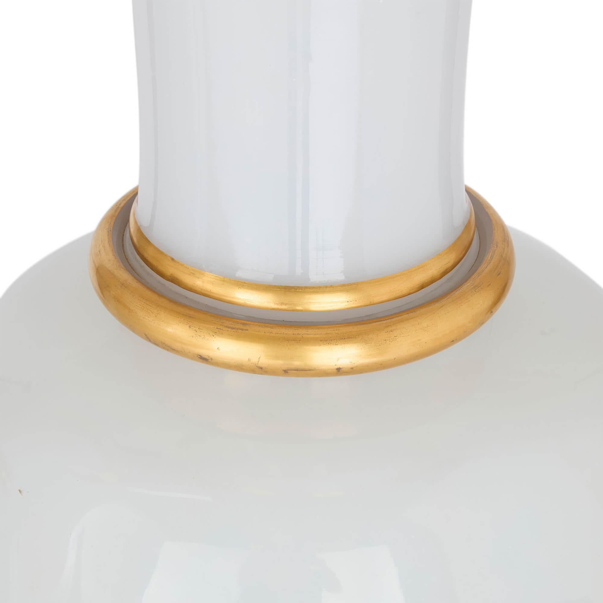 Français Paire de grands vases anciens en verre blanc de Baccarat en vente