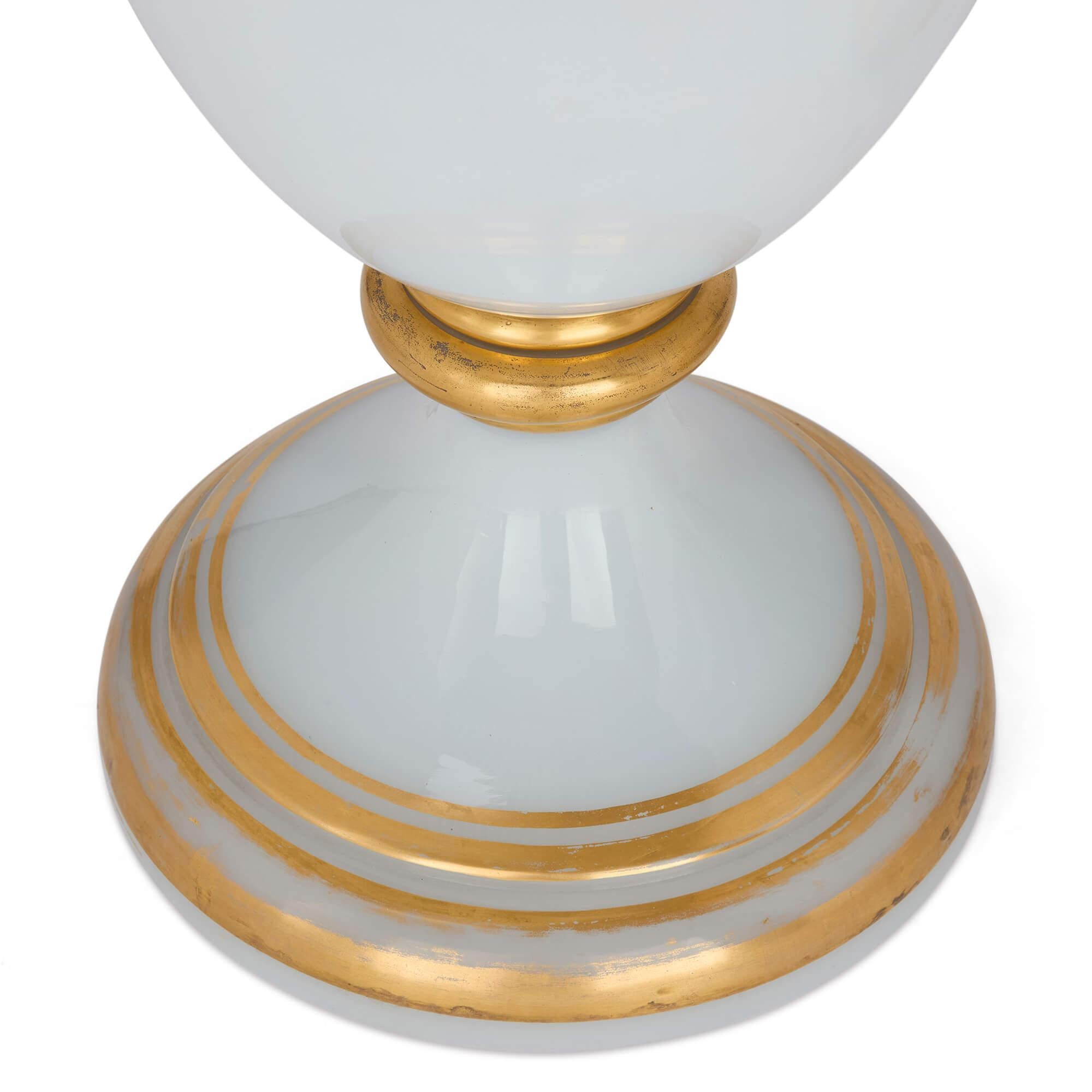 Doré Paire de grands vases anciens en verre blanc de Baccarat en vente