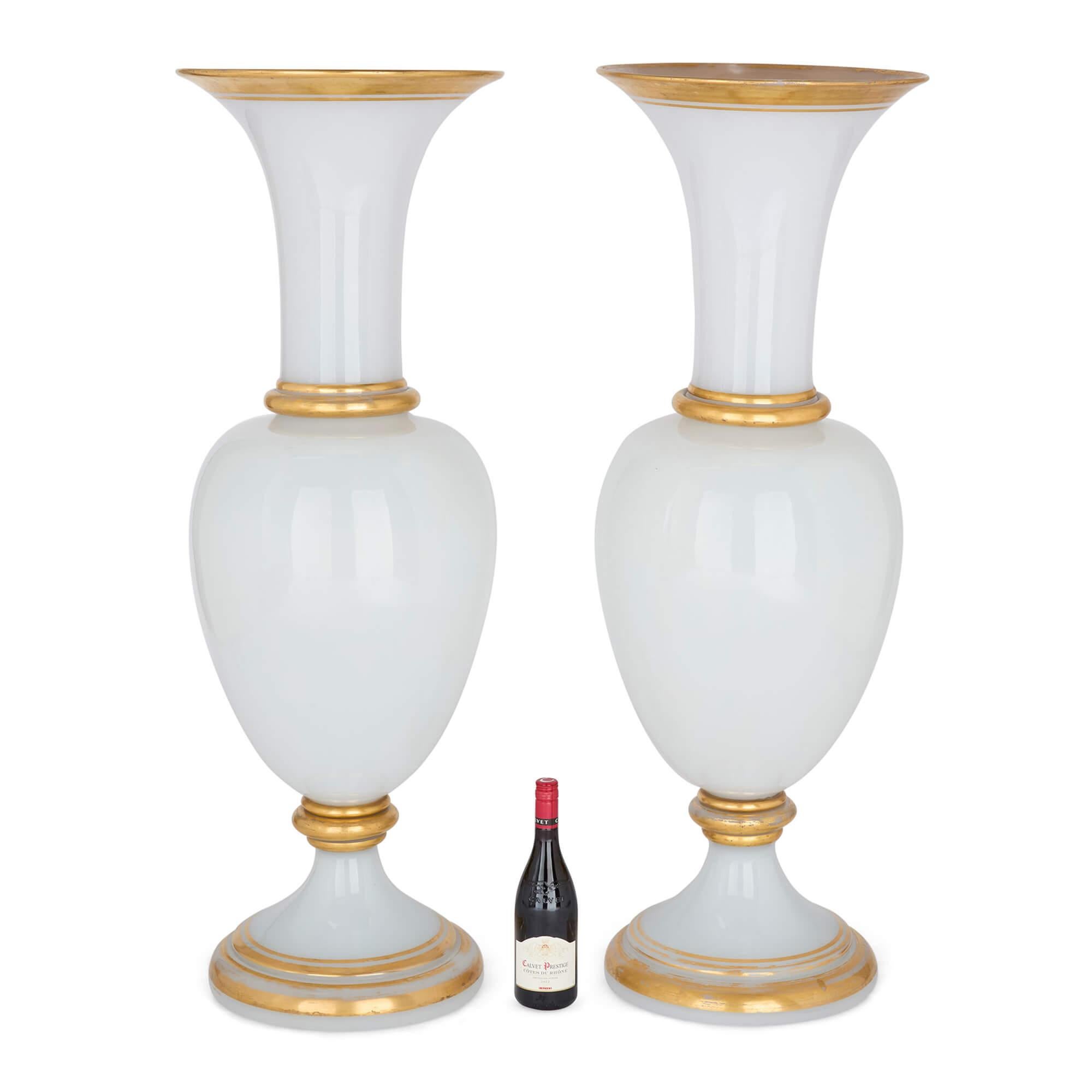 Paire de grands vases anciens en verre blanc de Baccarat Bon état - En vente à London, GB