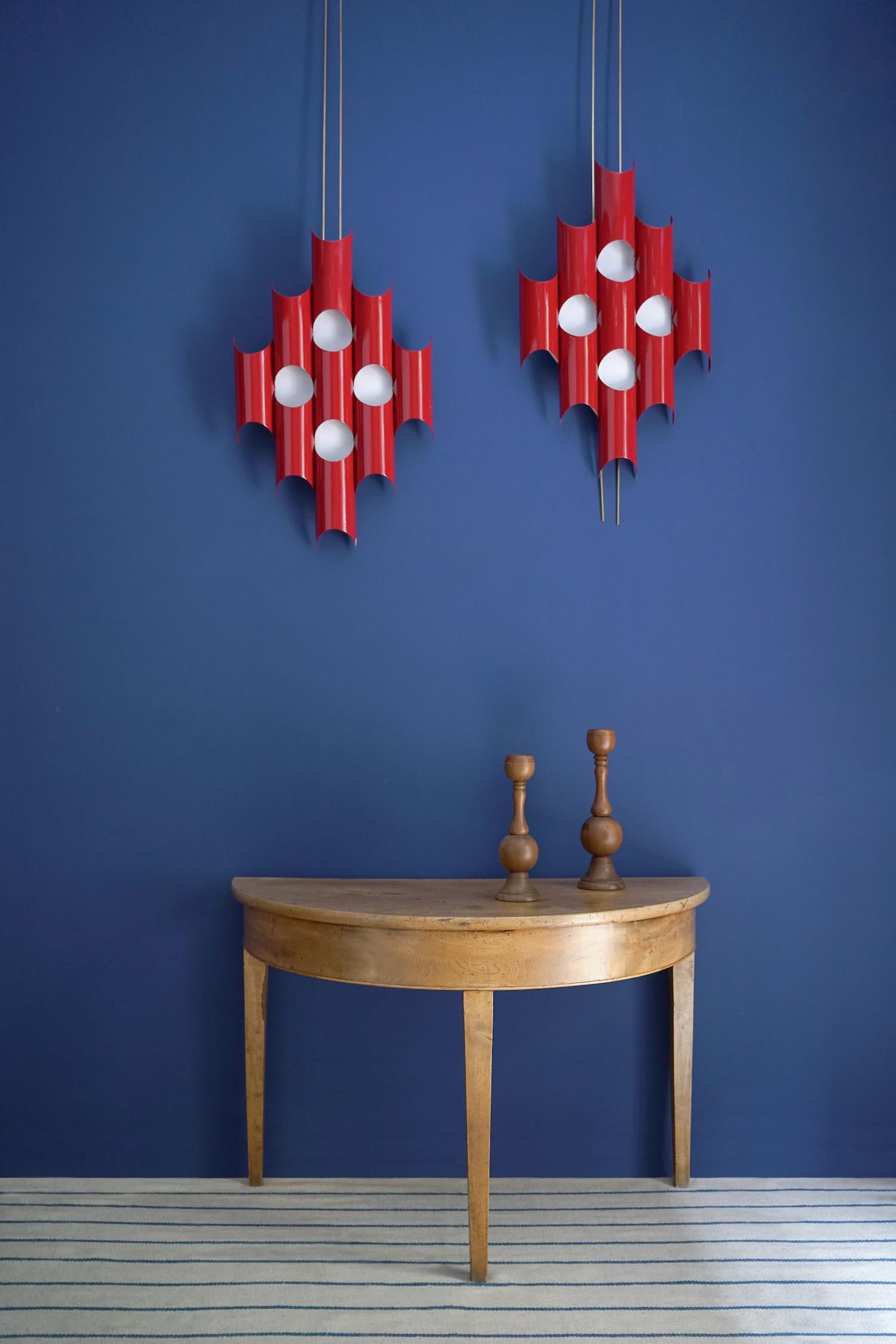 Pair of large wall lamps by the Italian designer Goffredo Reggiani with 10 light points each and tubular structure lacquered in the original red colour.

