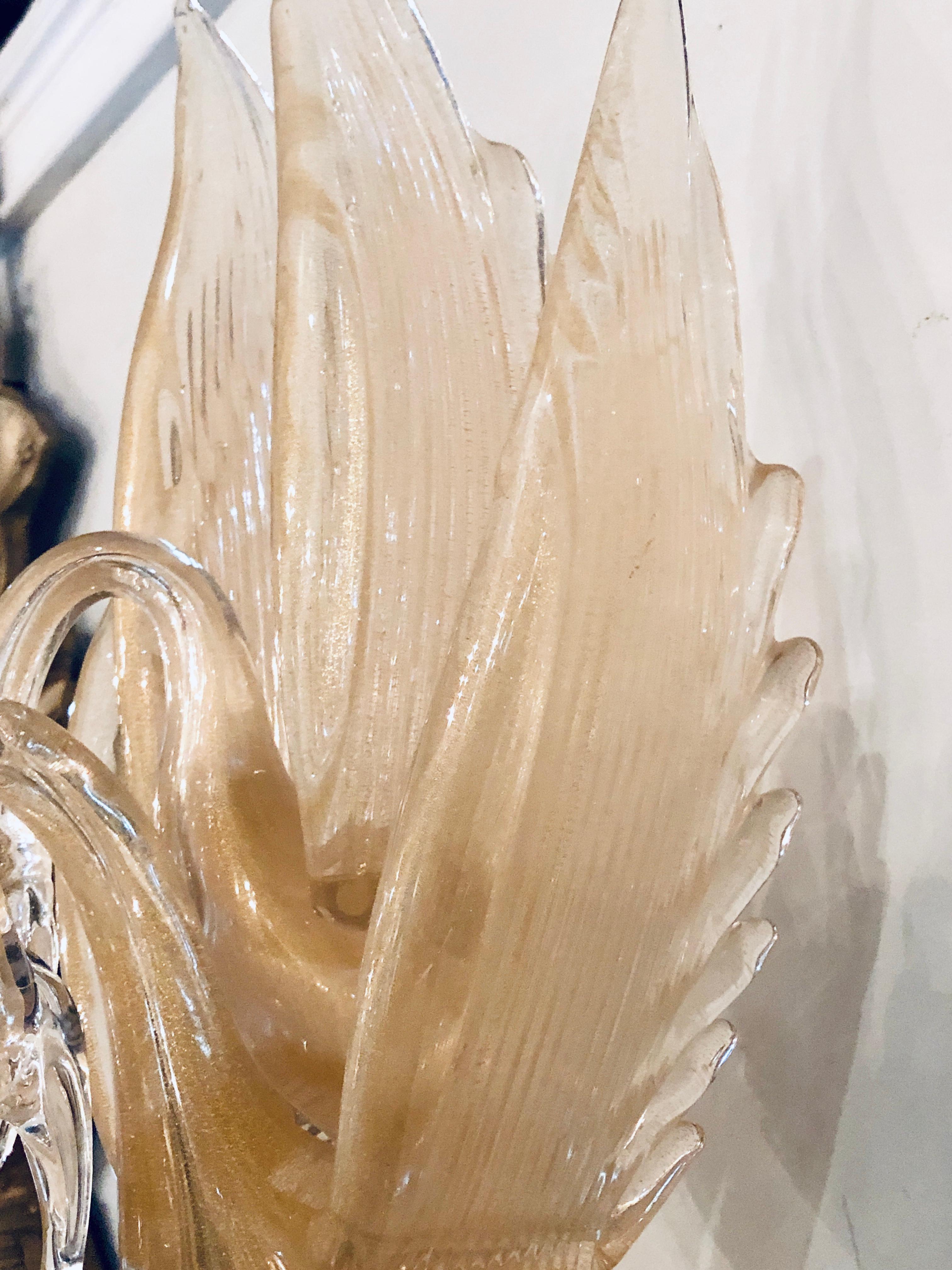 Paire de grandes appliques en forme de cygne moucheté d'or d'Archimede Seguso, signées et marquées Bon état - En vente à Stamford, CT