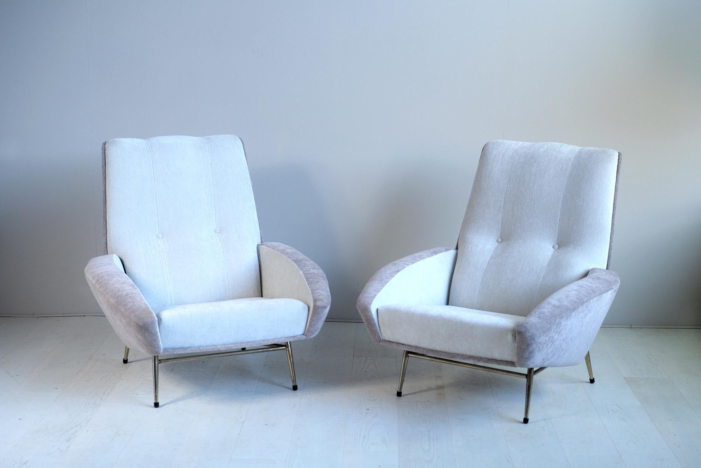 Rare pair of large chairs designed and edited by Guy Besnard, France, 1960. Golden tubular frame, wooden structure.
Exceptional line and comfort.
Renovated with Bellevue two-tone fabric and linen and pearl by Manuel Canovas.
In a perfect state.
Doc: