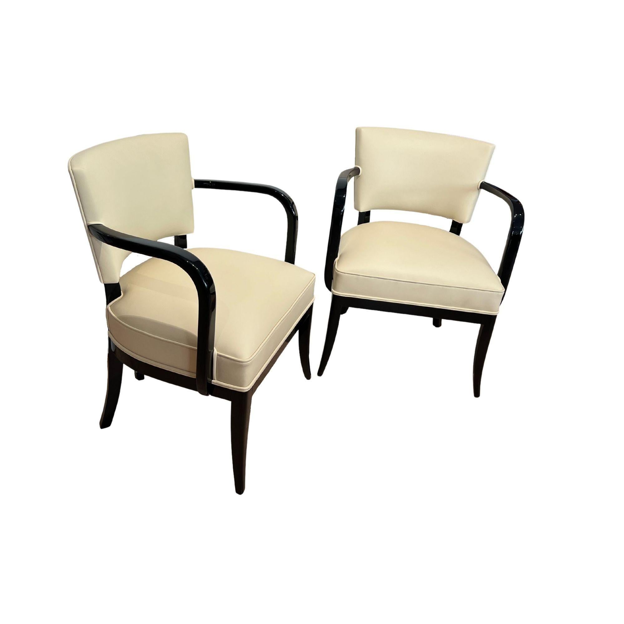 Paar Art Deco Sessel (2), Schwarzer Lack, Creme Leder, Frankreich um 1930
 
Massivholzrahmen aus Buche, schwarz hochglanzlackiert. Neu gepolstert mit cremeweißem Echtleder und Doppelkeder. 

Sehr guter Sitzkomfort durch breites Sitzkissen und