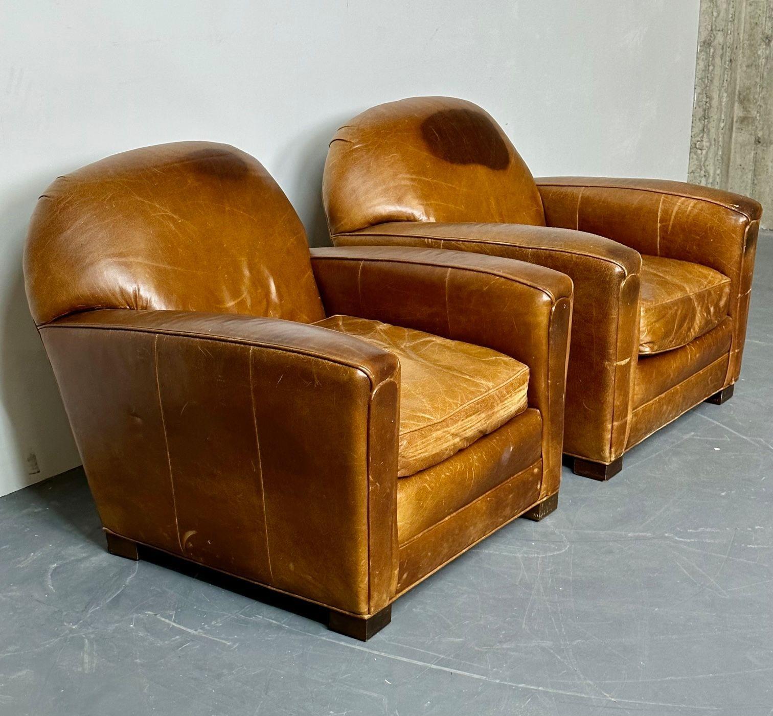 Paire de grands fauteuils club / fauteuils de salon français Art déco en cuir vieilli État moyen - En vente à Stamford, CT