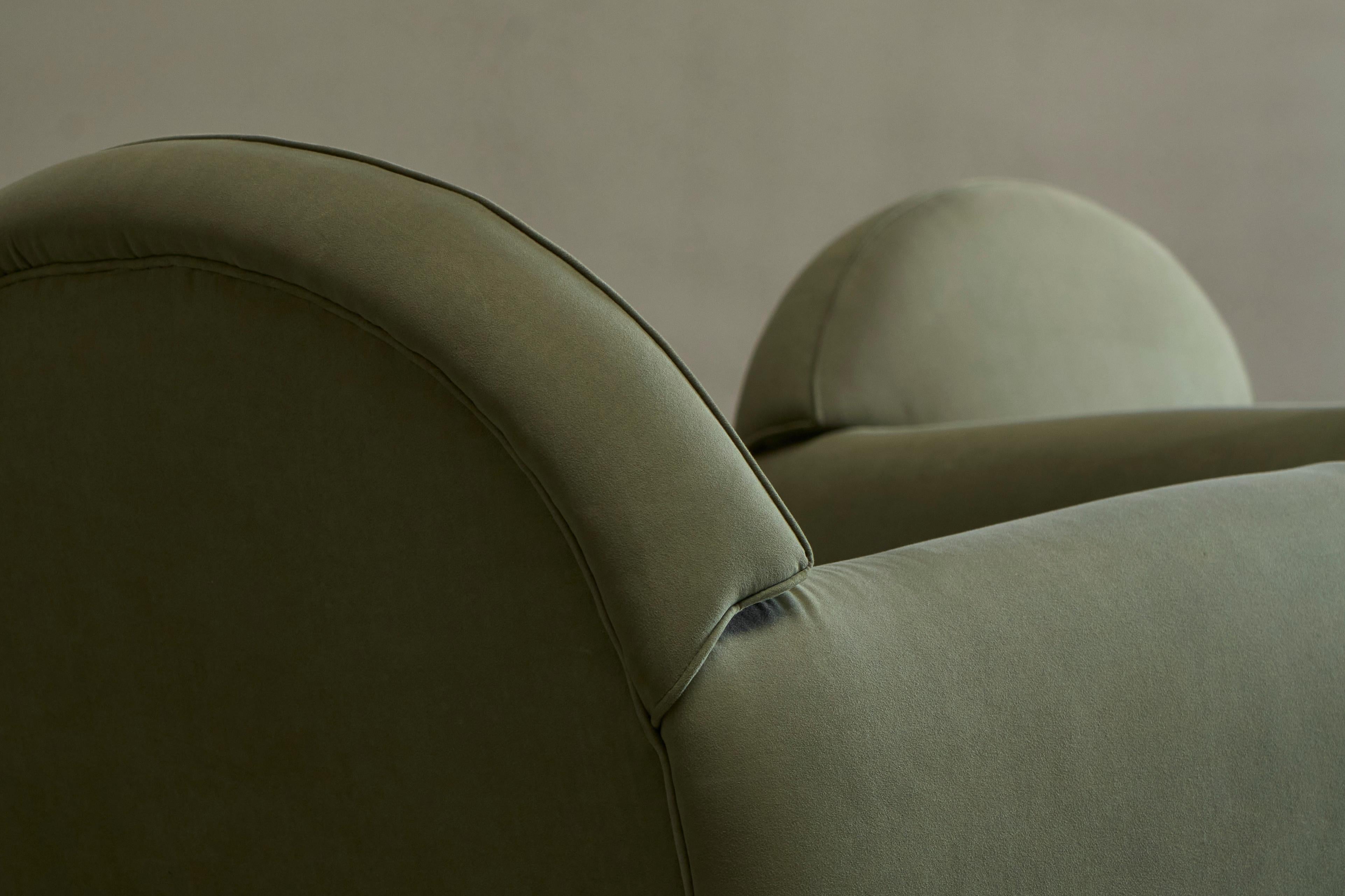 Zwei große Art-déco-Lounge-Sessel aus massiver Eiche und grünem Samt (Art déco) im Angebot