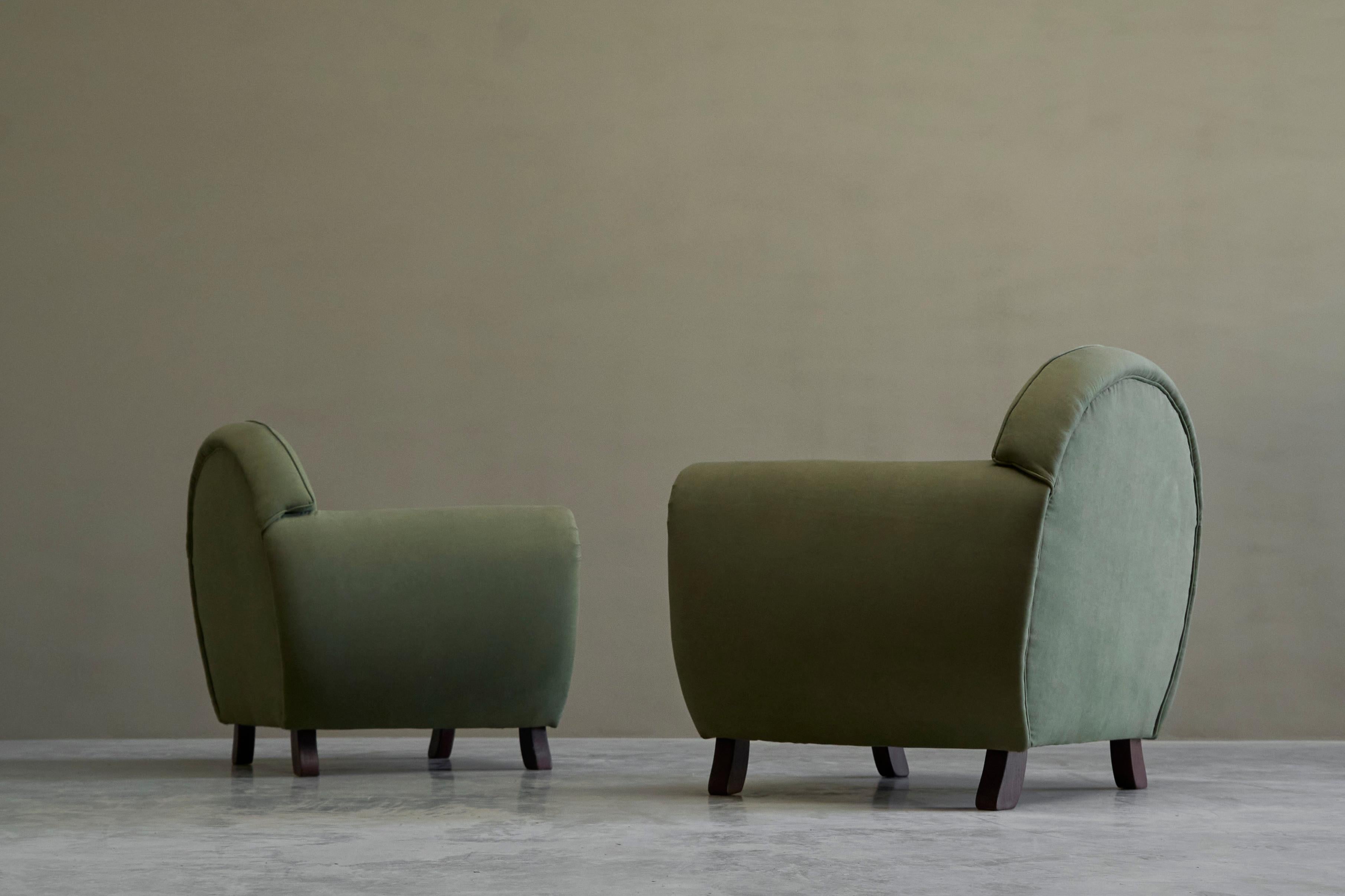 Zwei große Art-déco-Lounge-Sessel aus massiver Eiche und grünem Samt (Handgefertigt) im Angebot