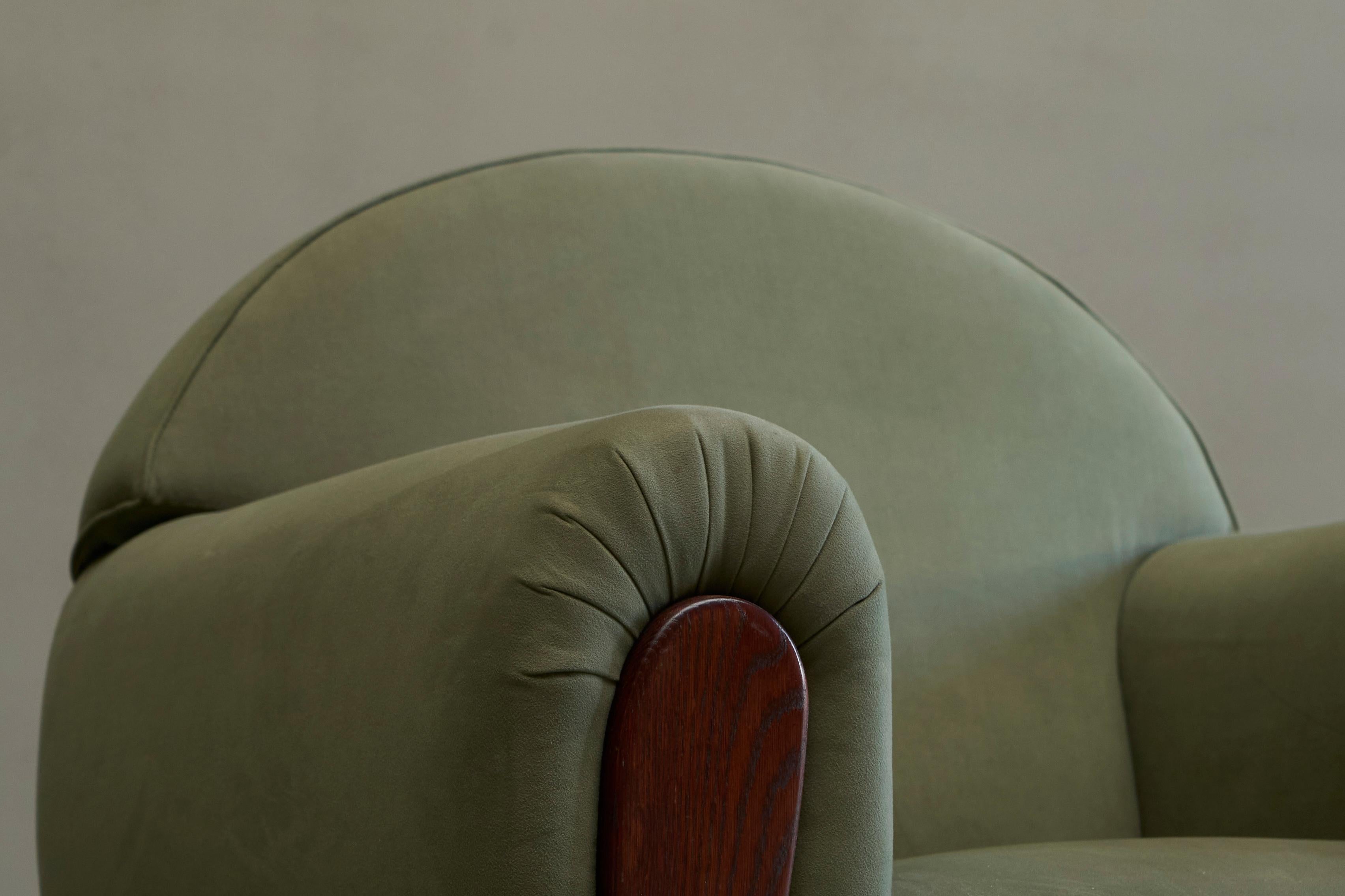 Zwei große Art-déco-Lounge-Sessel aus massiver Eiche und grünem Samt (20. Jahrhundert) im Angebot