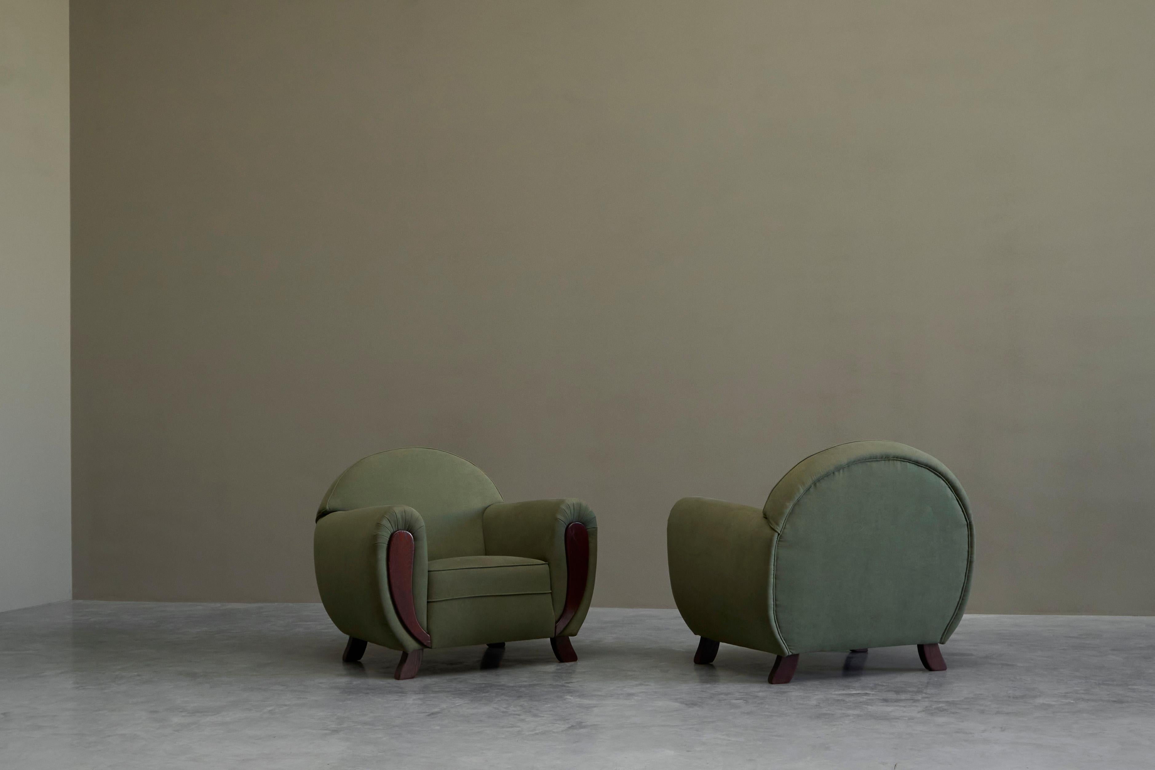 Zwei große Art-déco-Lounge-Sessel aus massiver Eiche und grünem Samt im Angebot 1