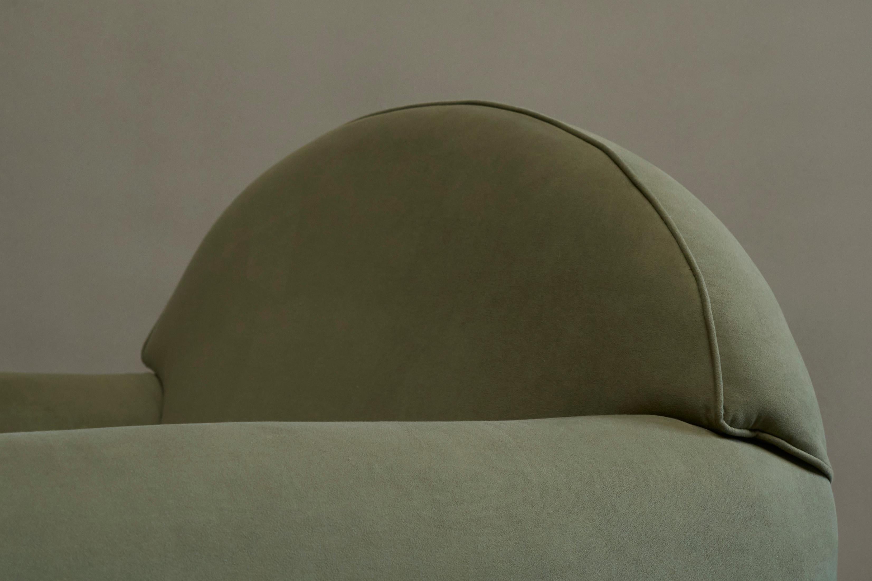 Zwei große Art-déco-Lounge-Sessel aus massiver Eiche und grünem Samt im Angebot 2