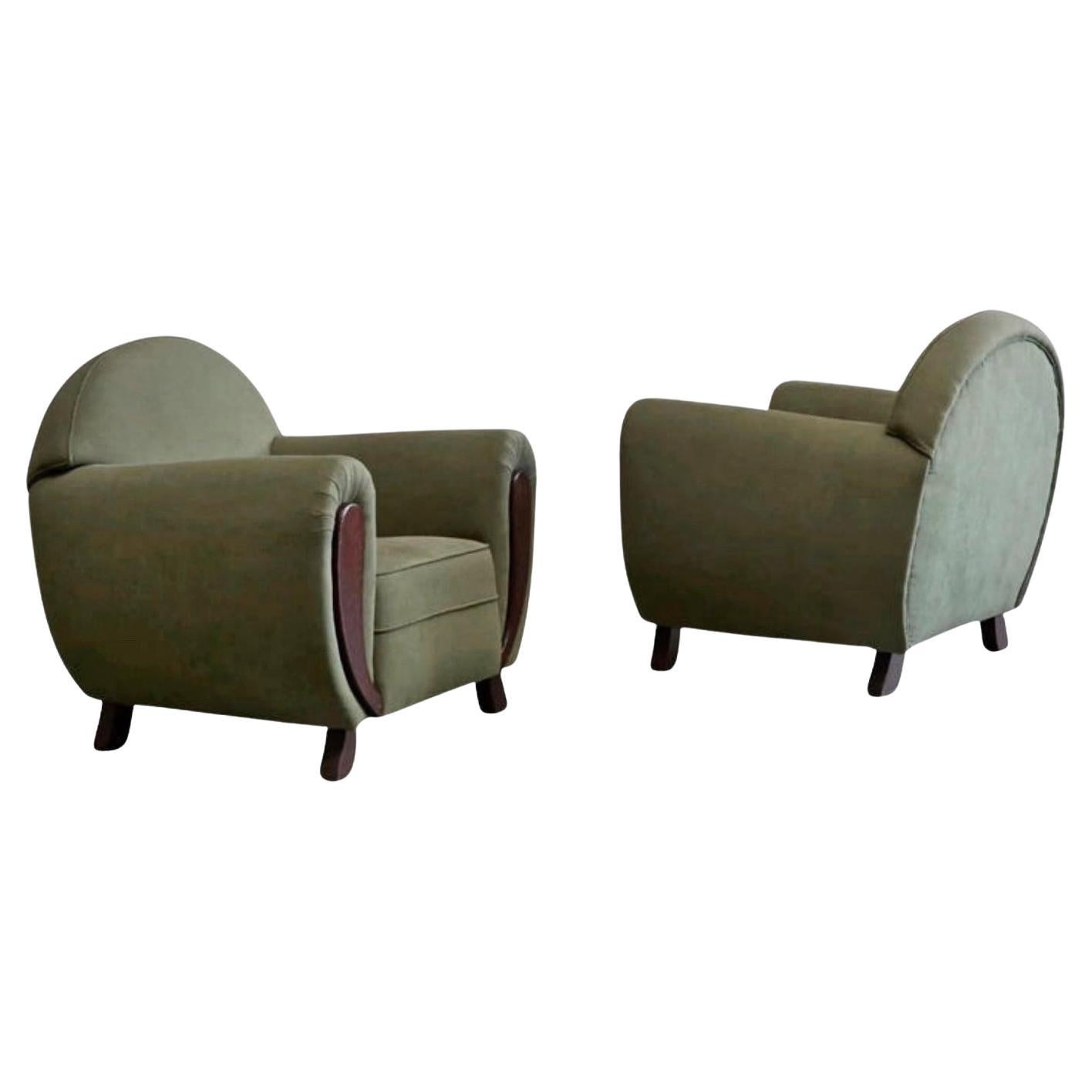 Paire de grandes chaises longues Art Deco en chêne massif et velours vert