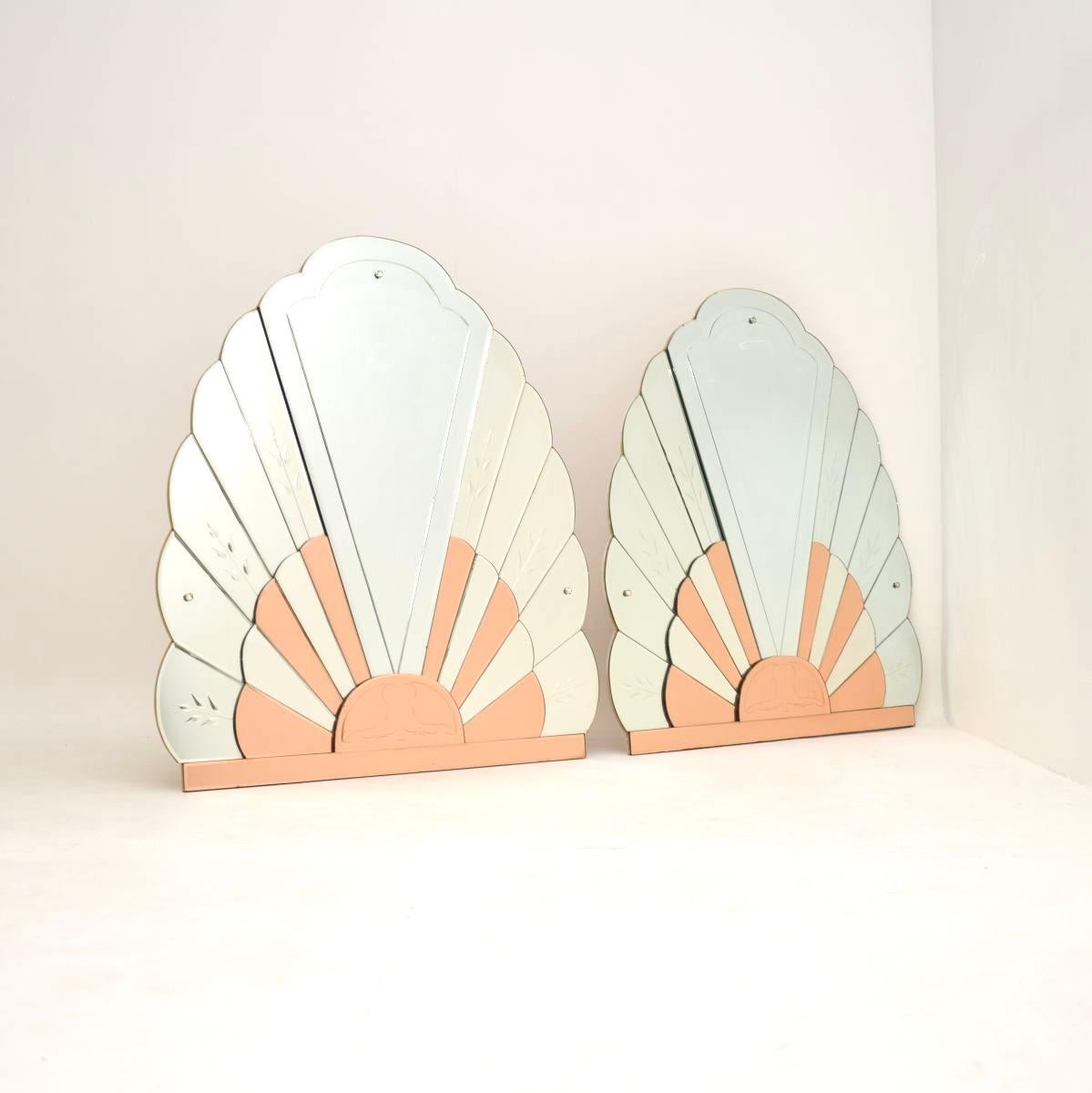 Una coppia assolutamente straordinaria di grandi specchi d'epoca Art Deco. Sono stati prodotti in Inghilterra e risalgono agli anni '30.

La qualità è eccezionale, si tratta di una coppia molto rara e impressionante. Hanno un design a ventaglio, con