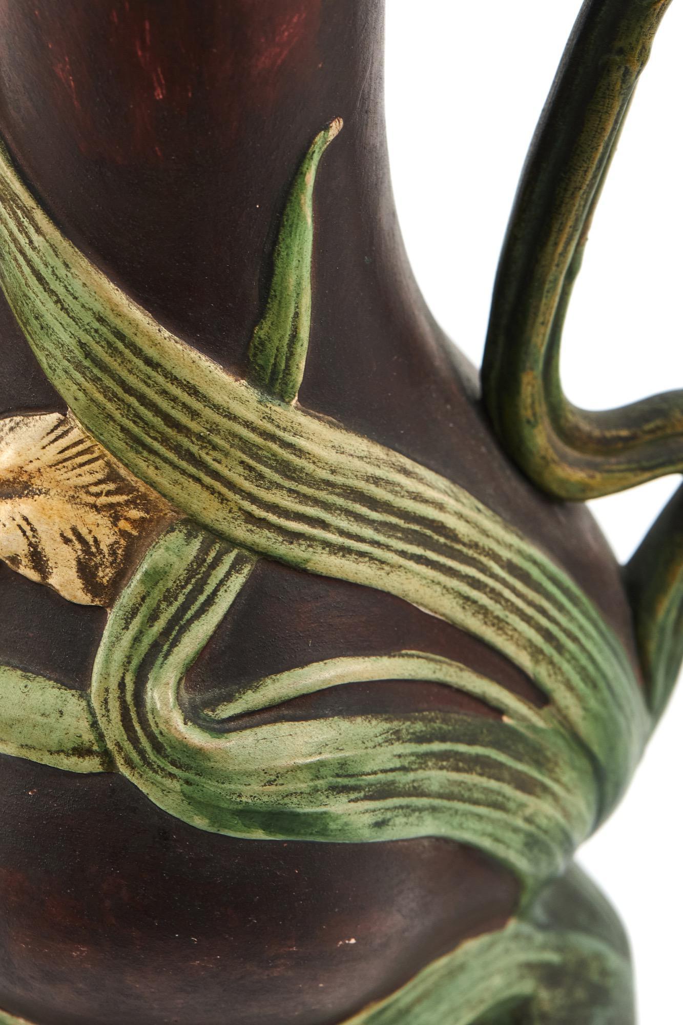 Pareja de grandes jarrones de cerámica austriaca Art Nouveau con una maravillosa decoración de flores doradas y hojas verdes en los jarrones y asas en forma de volutas con decoración dorada en la parte superior.