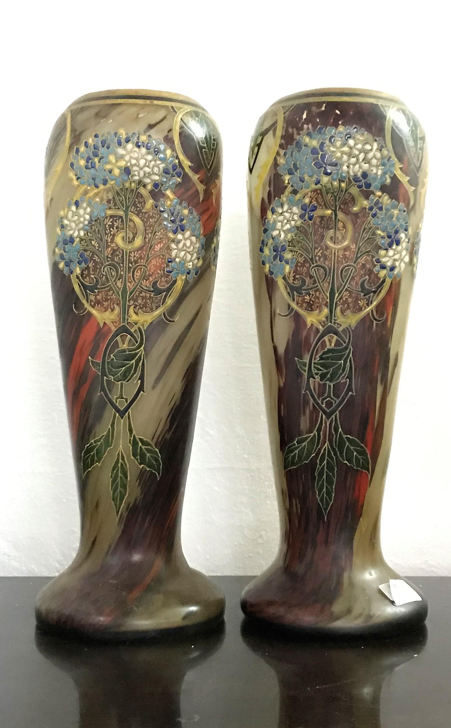 Coppia di grandi vetri Art Nouveau soffiati e smaltati a mano da François Theodore Legras in Francia, circa. 1890.
Decorati in chiaro stile Art Nouveau, entrambi i vasi presentano tre lati con tralicci, fiori e volute stilizzate.
Entrambi i vasi