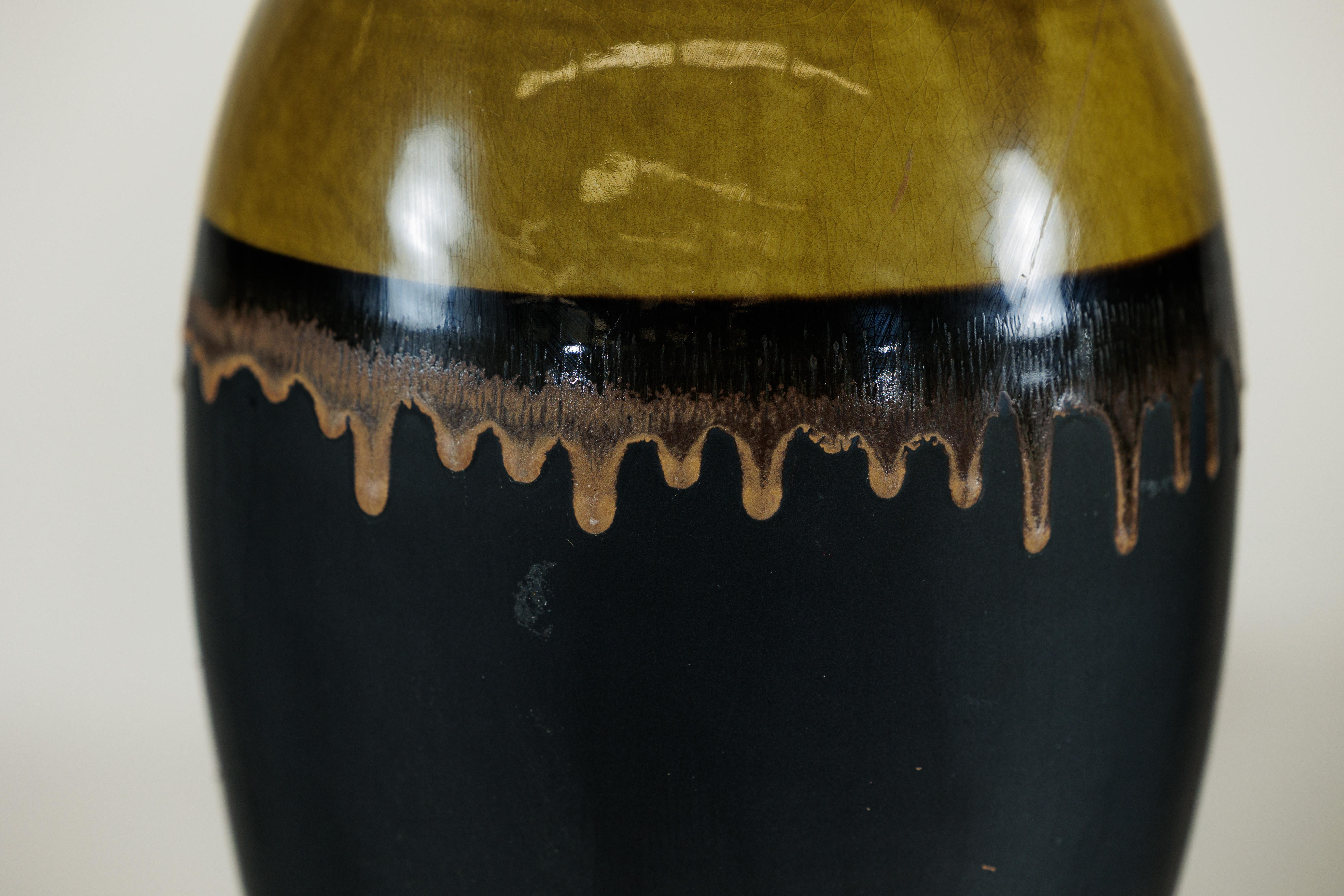 Paire de grands vases en céramique artisanale avec finition de glaçure Olive-Taupe et Black Drip en vente 4