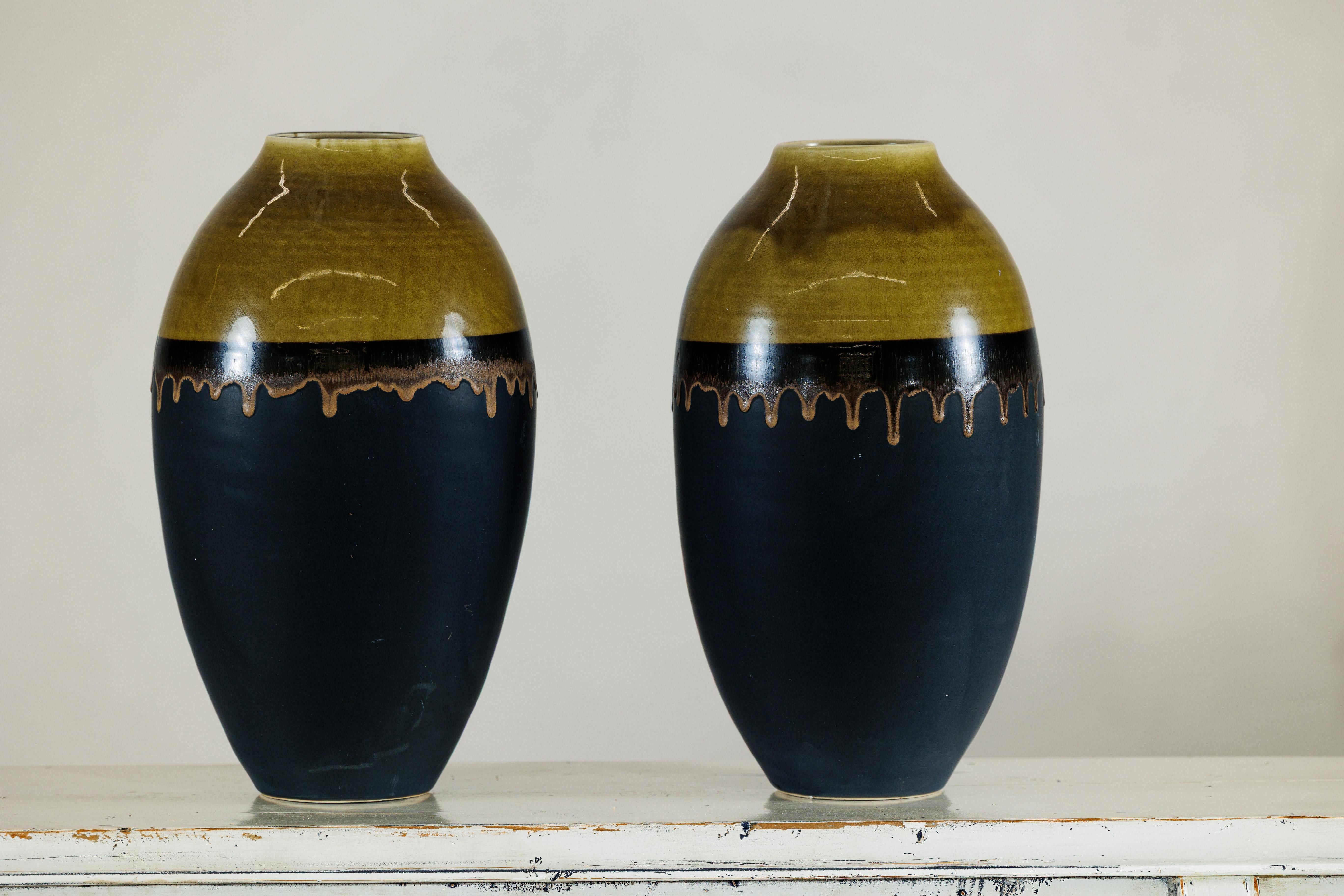 Paire de grands vases en céramique artisanale avec finition de glaçure Olive-Taupe et Black Drip en vente 5