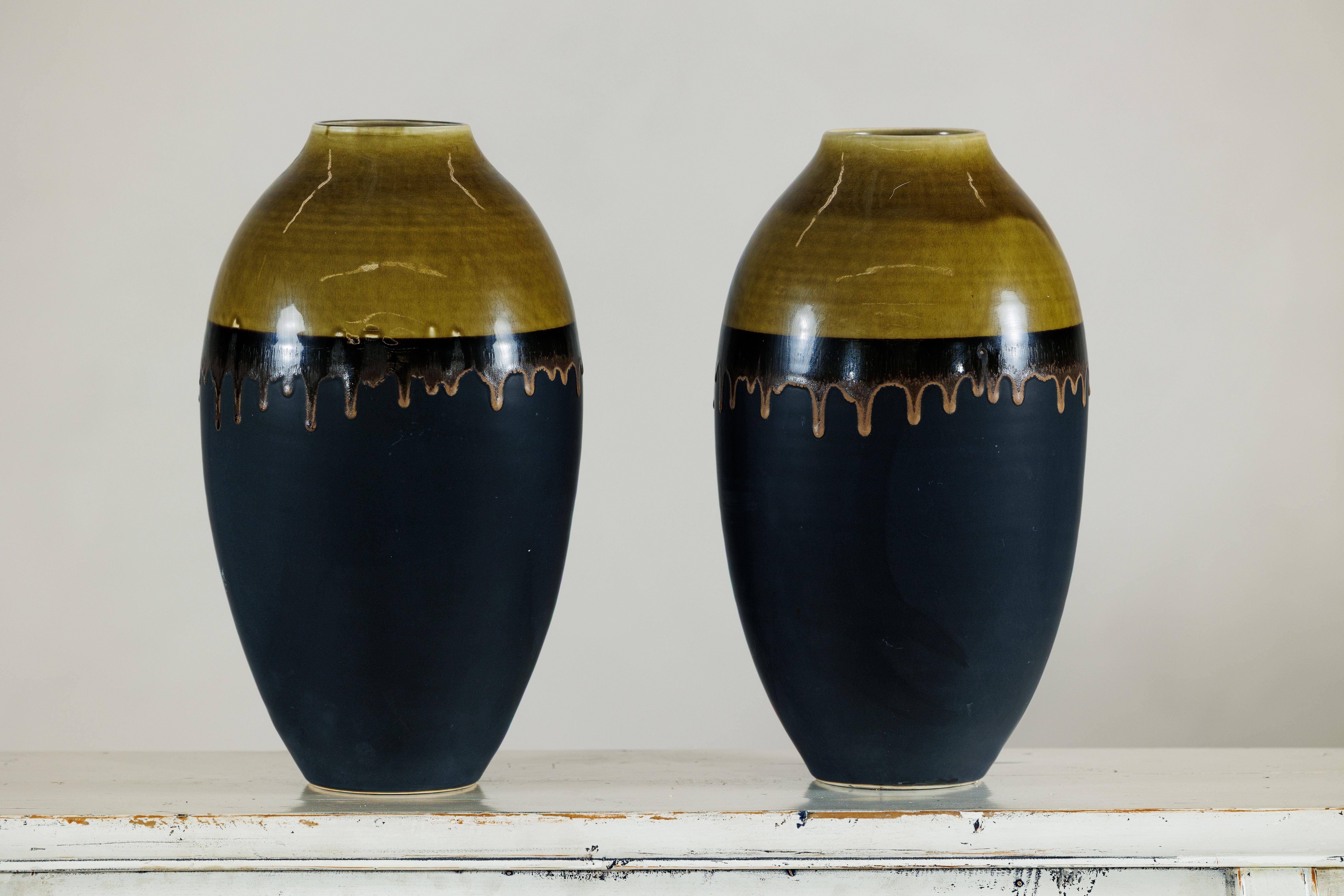 Paire de grands vases en céramique artisanale avec finition de glaçure Olive-Taupe et Black Drip en vente 6
