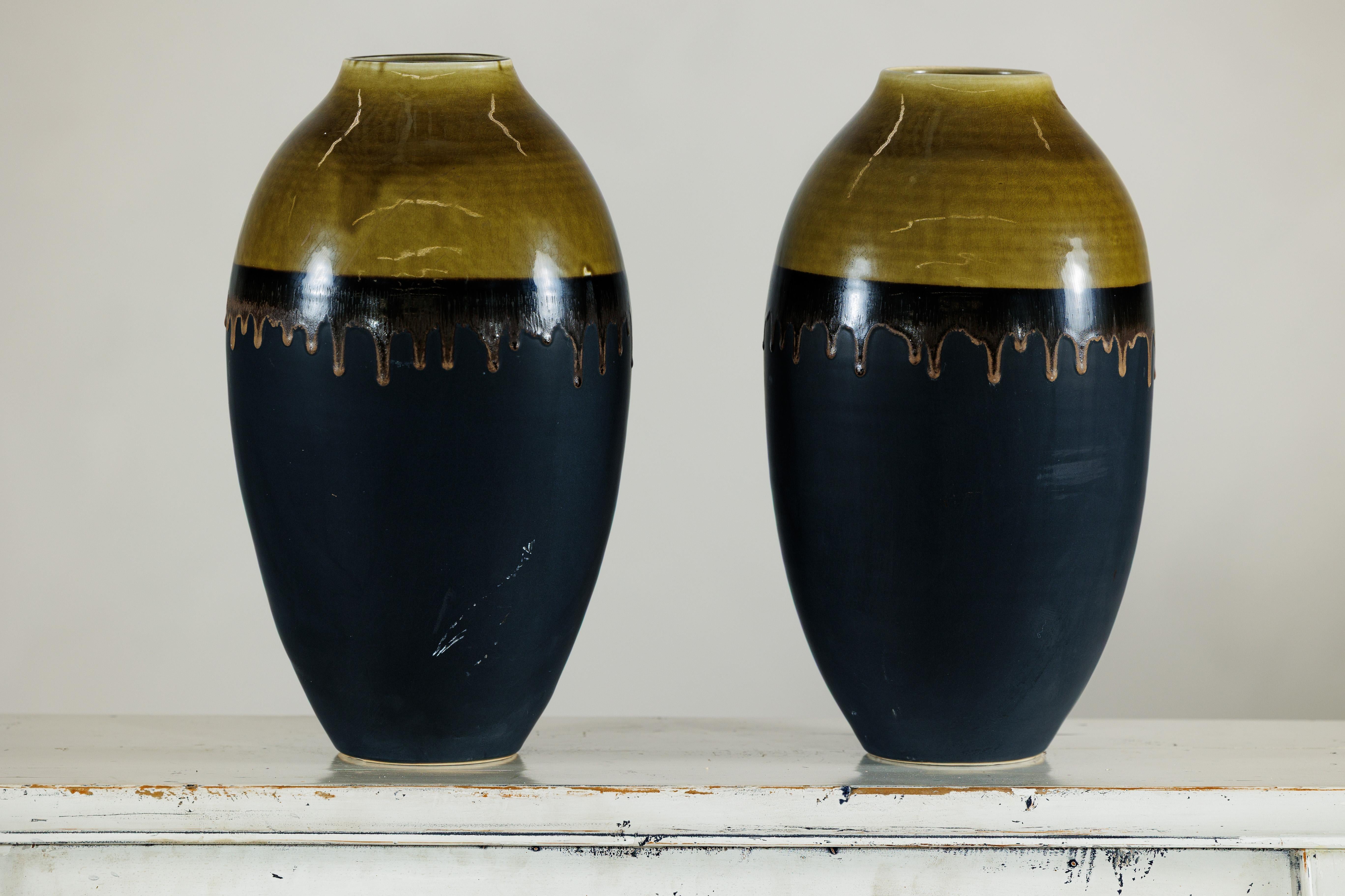 Paire de grands vases en céramique artisanale avec finition de glaçure Olive-Taupe et Black Drip en vente 7