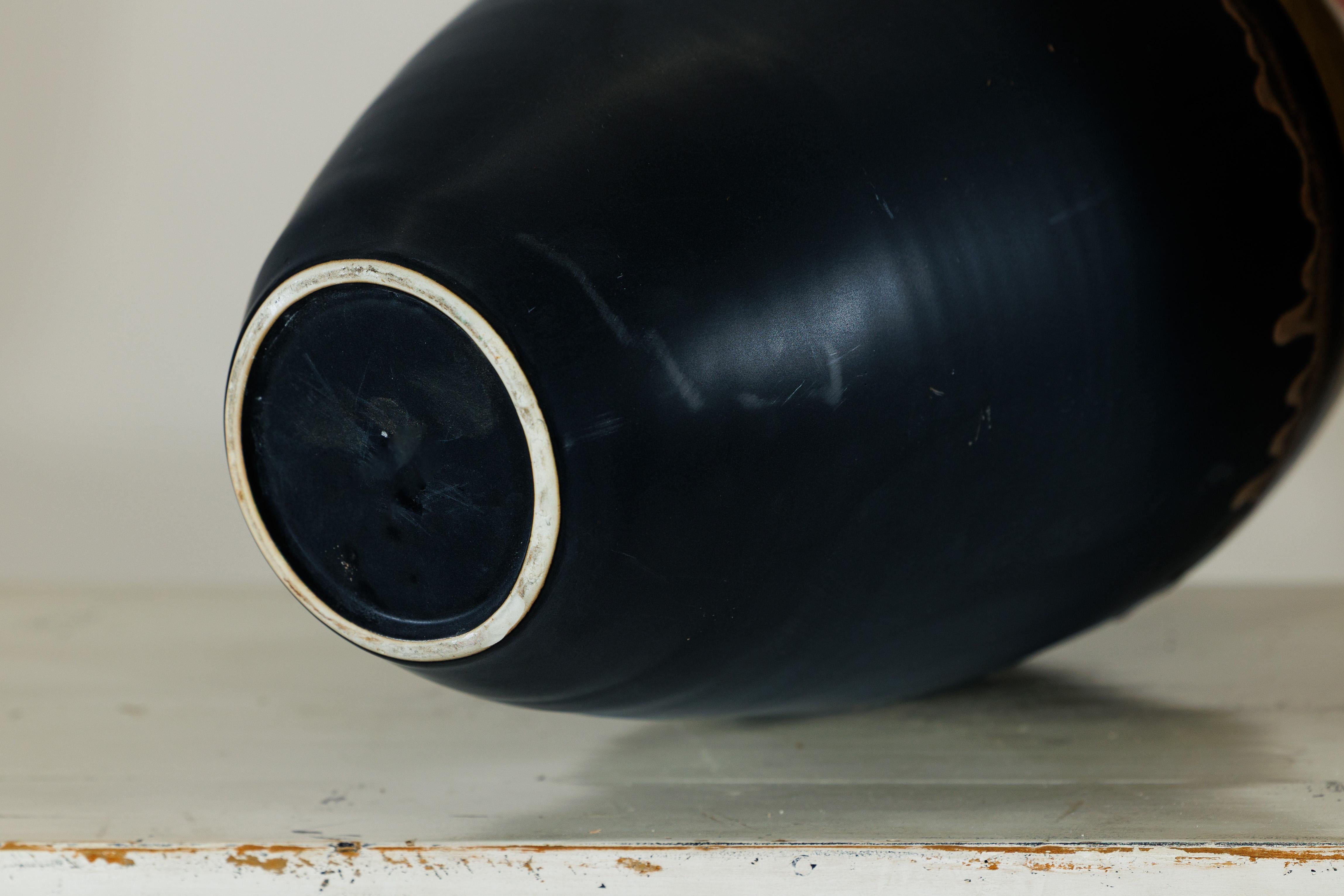 Paire de grands vases en céramique artisanale avec finition de glaçure Olive-Taupe et Black Drip en vente 9