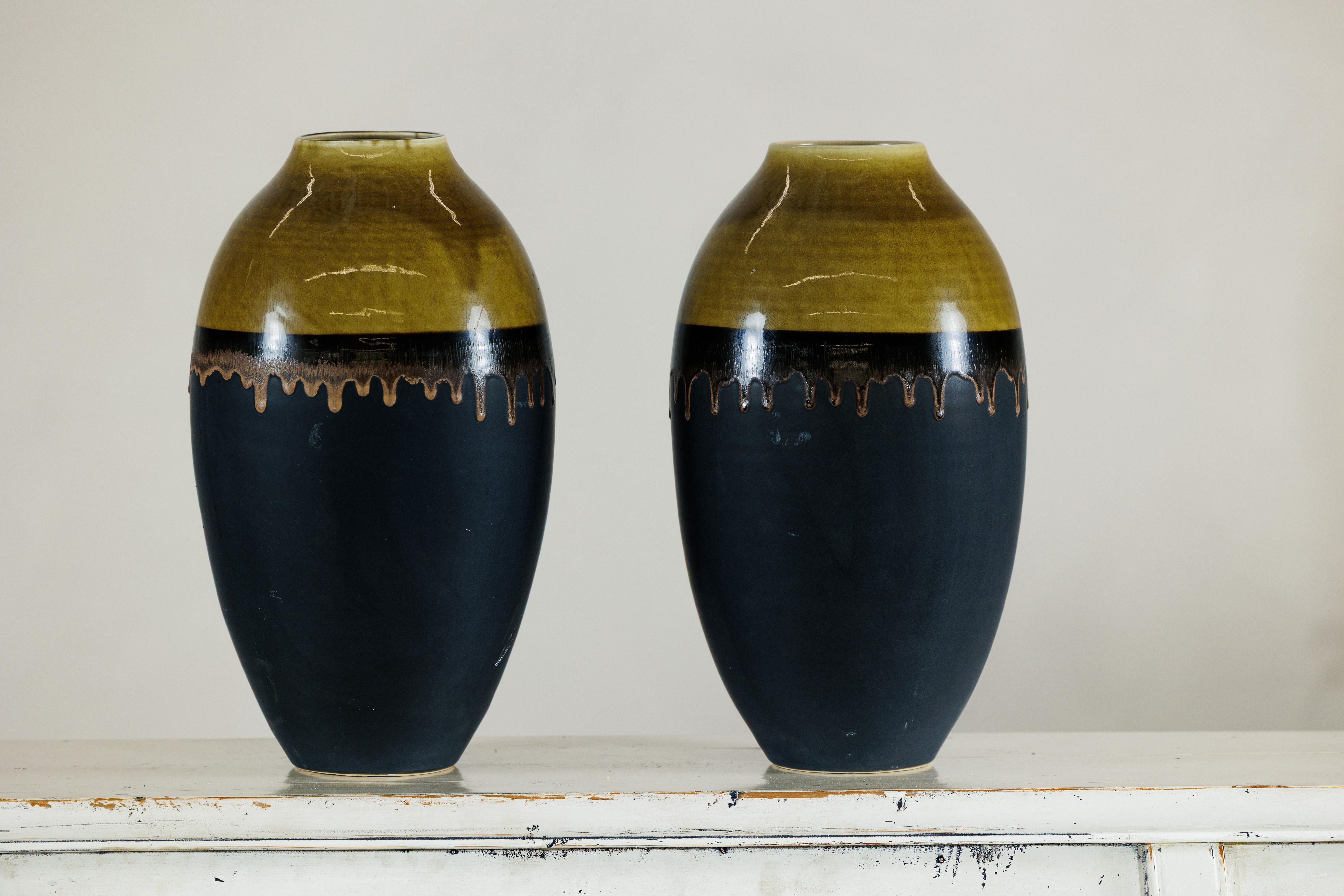 Paire de grands vases en céramique artisanale avec finition de glaçure Olive-Taupe et Black Drip en vente 10
