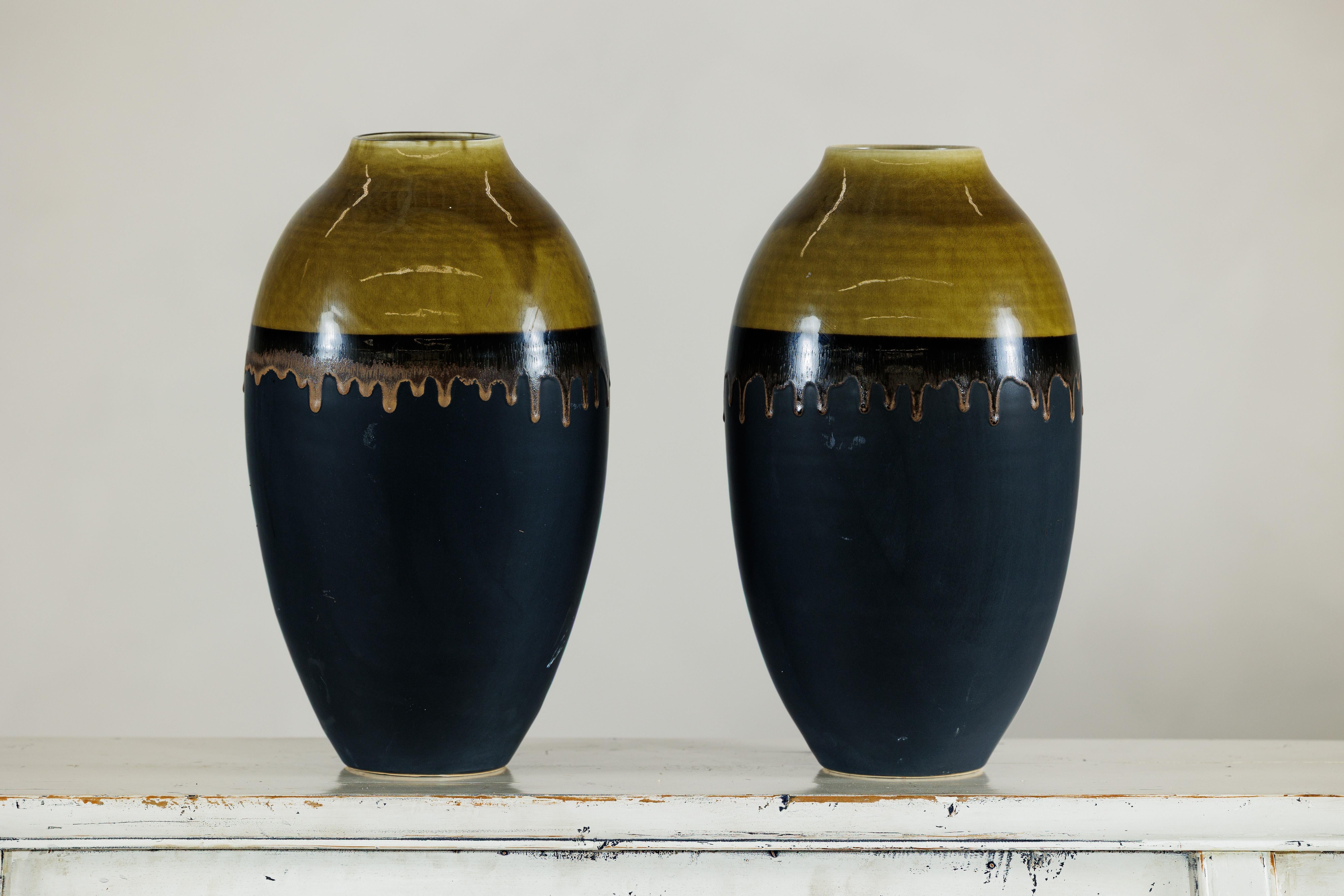 Paire de grands vases en céramique artisanale avec finition de glaçure Olive-Taupe et Black Drip Bon état - En vente à Yonkers, NY