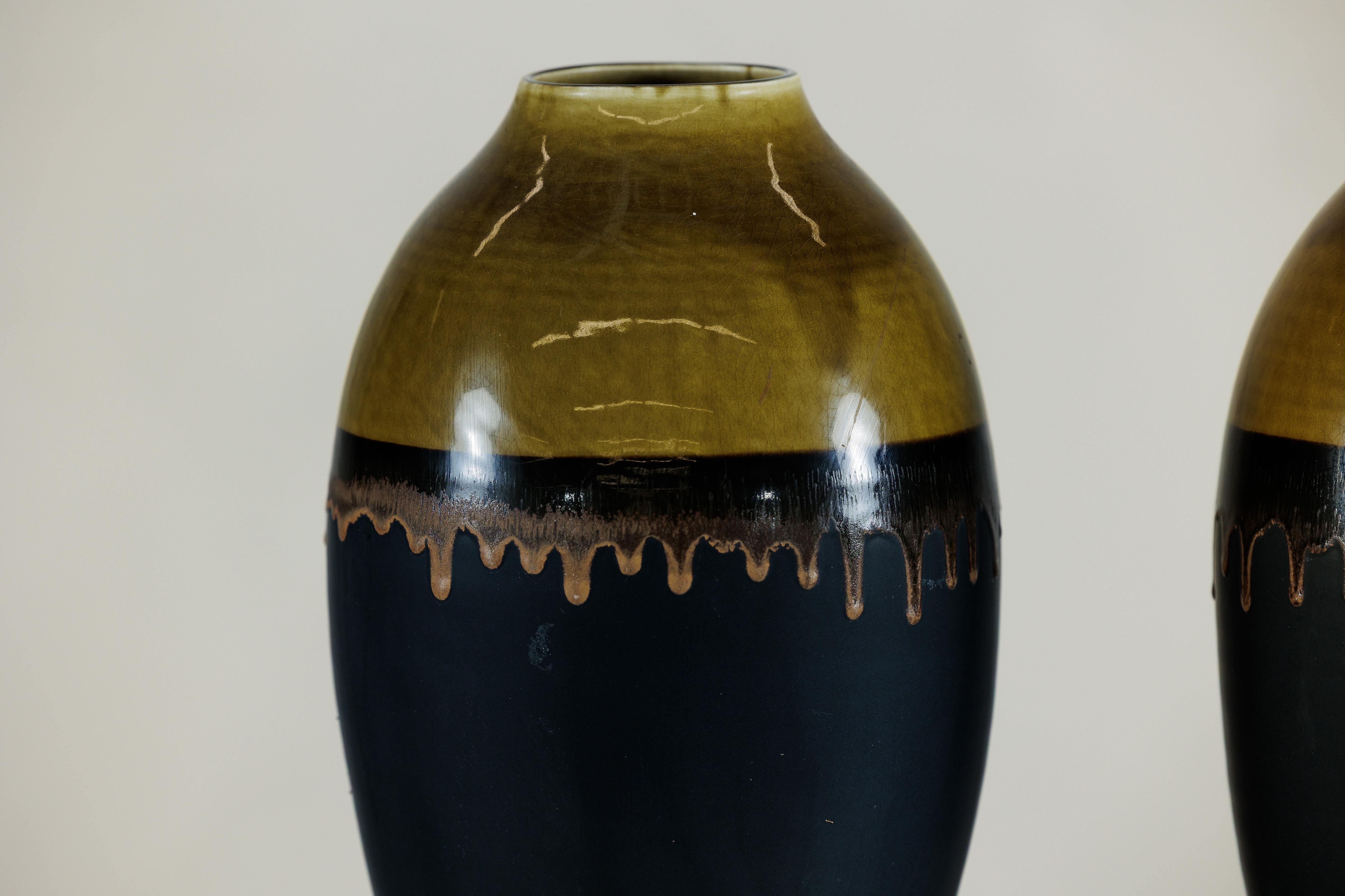 20ième siècle Paire de grands vases en céramique artisanale avec finition de glaçure Olive-Taupe et Black Drip en vente