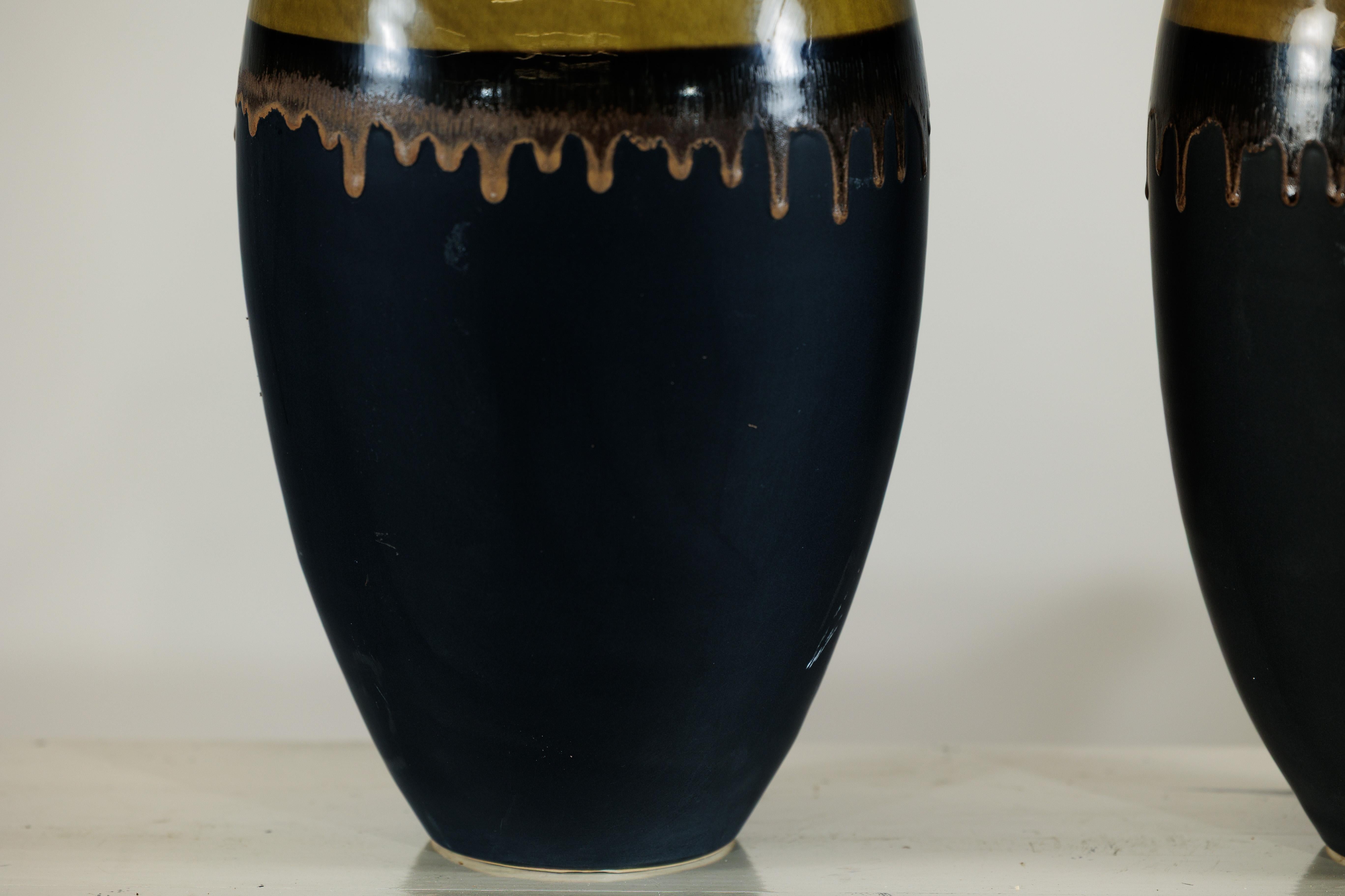 Céramique Paire de grands vases en céramique artisanale avec finition de glaçure Olive-Taupe et Black Drip en vente