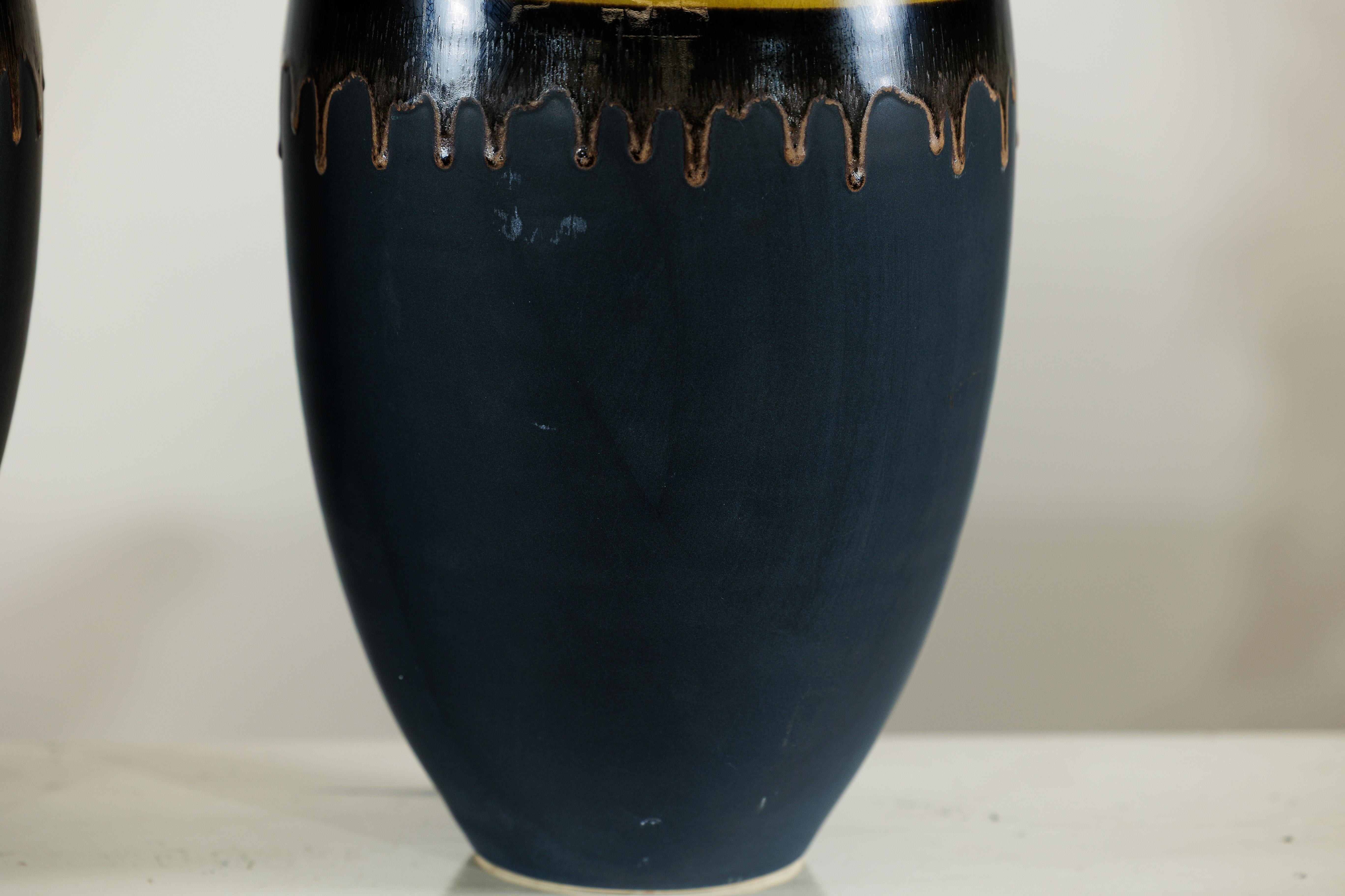 Paire de grands vases en céramique artisanale avec finition de glaçure Olive-Taupe et Black Drip en vente 1