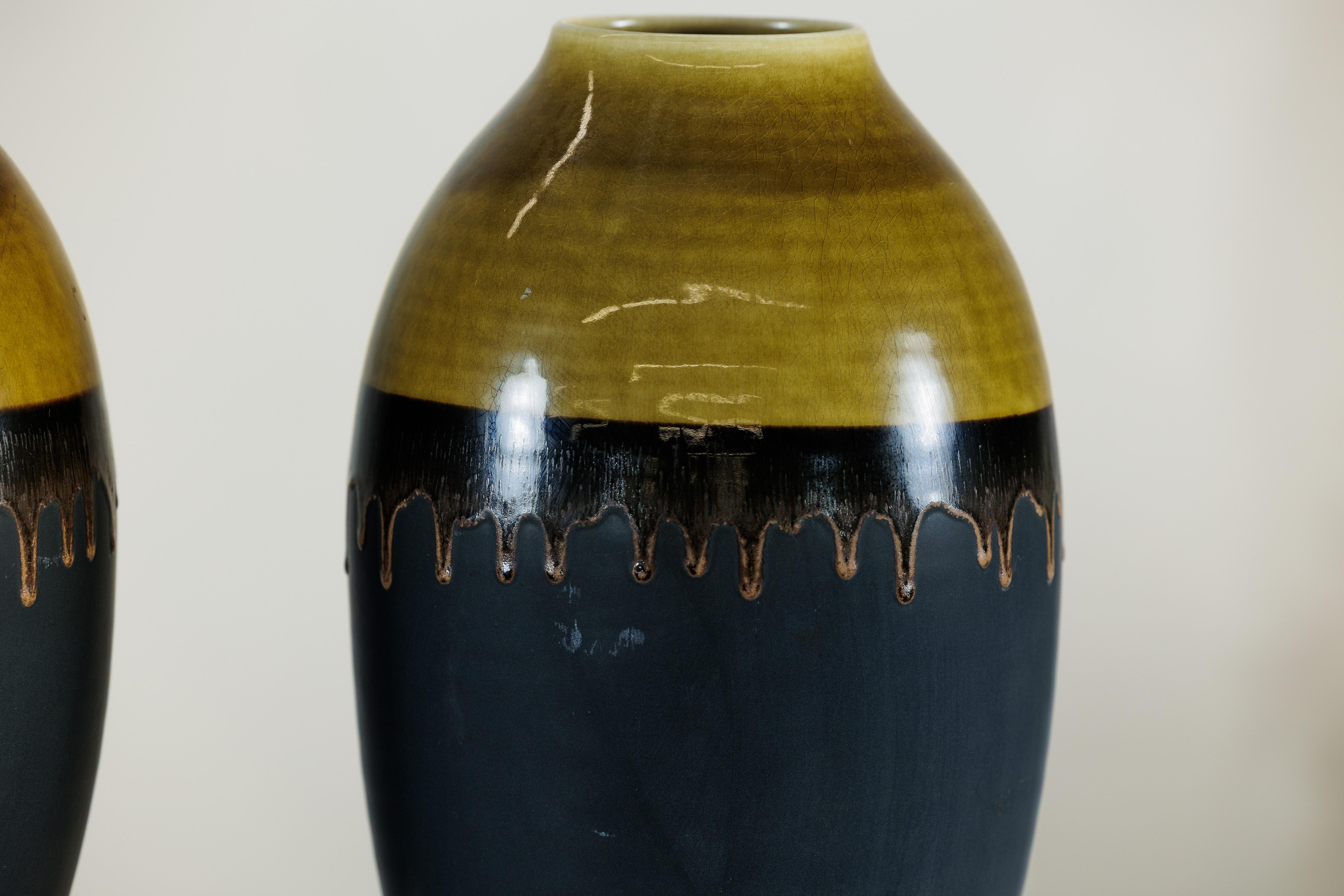 Paire de grands vases en céramique artisanale avec finition de glaçure Olive-Taupe et Black Drip en vente 2