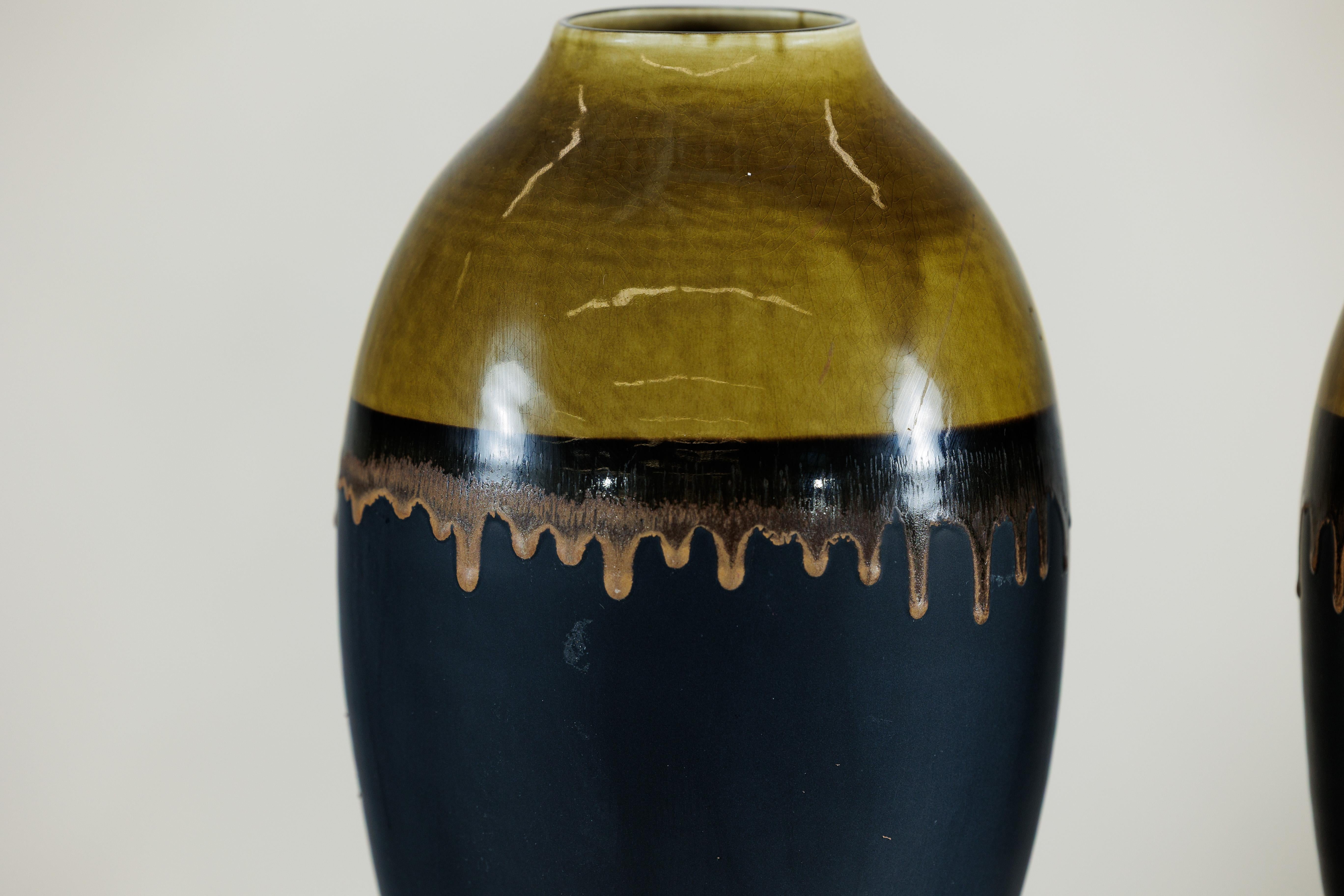 Paire de grands vases en céramique artisanale avec finition de glaçure Olive-Taupe et Black Drip en vente 3