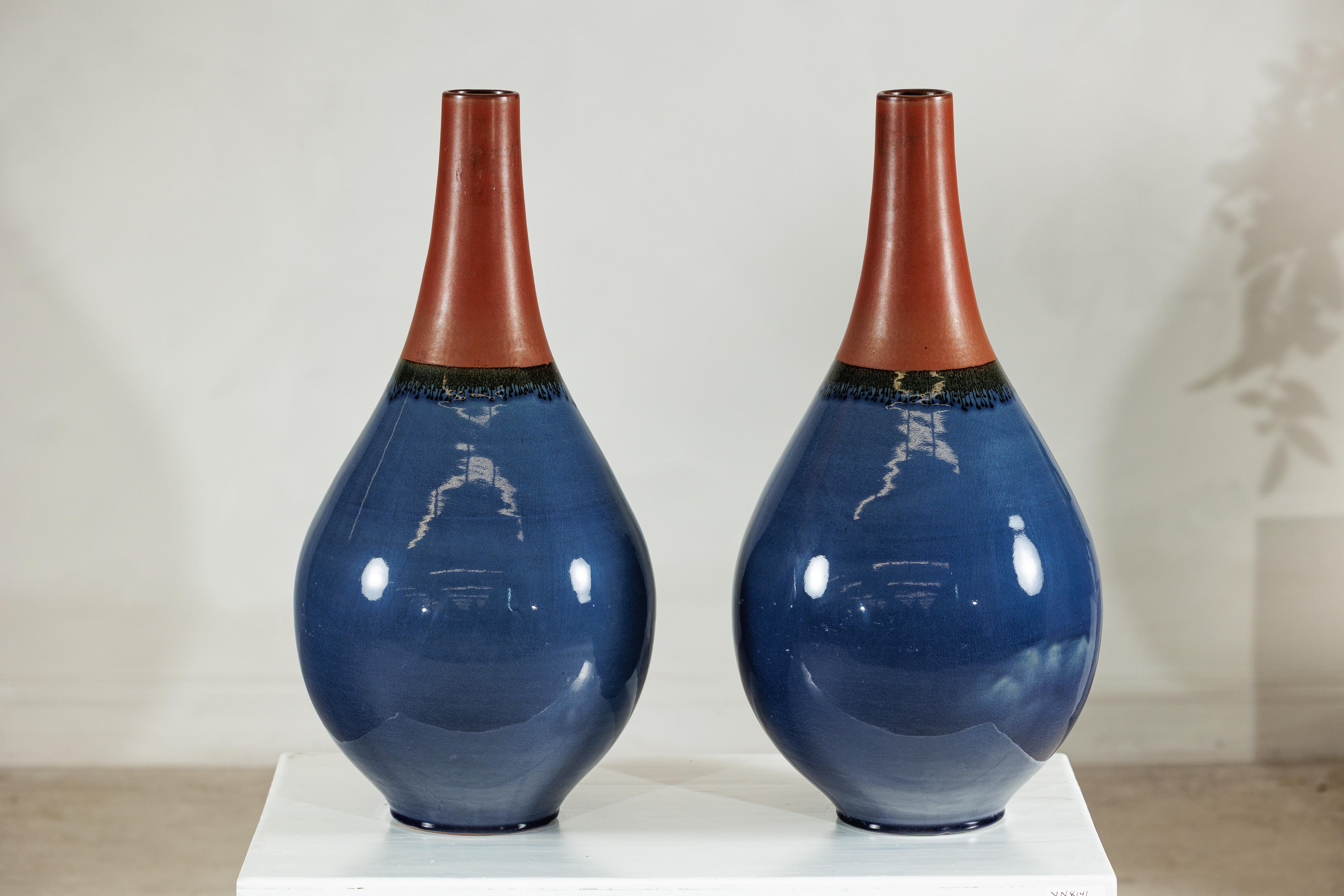 Pair of Large Artisan Teardrop Ceramic Vases in Deep Blue and Terracotta Glaze en vente 4