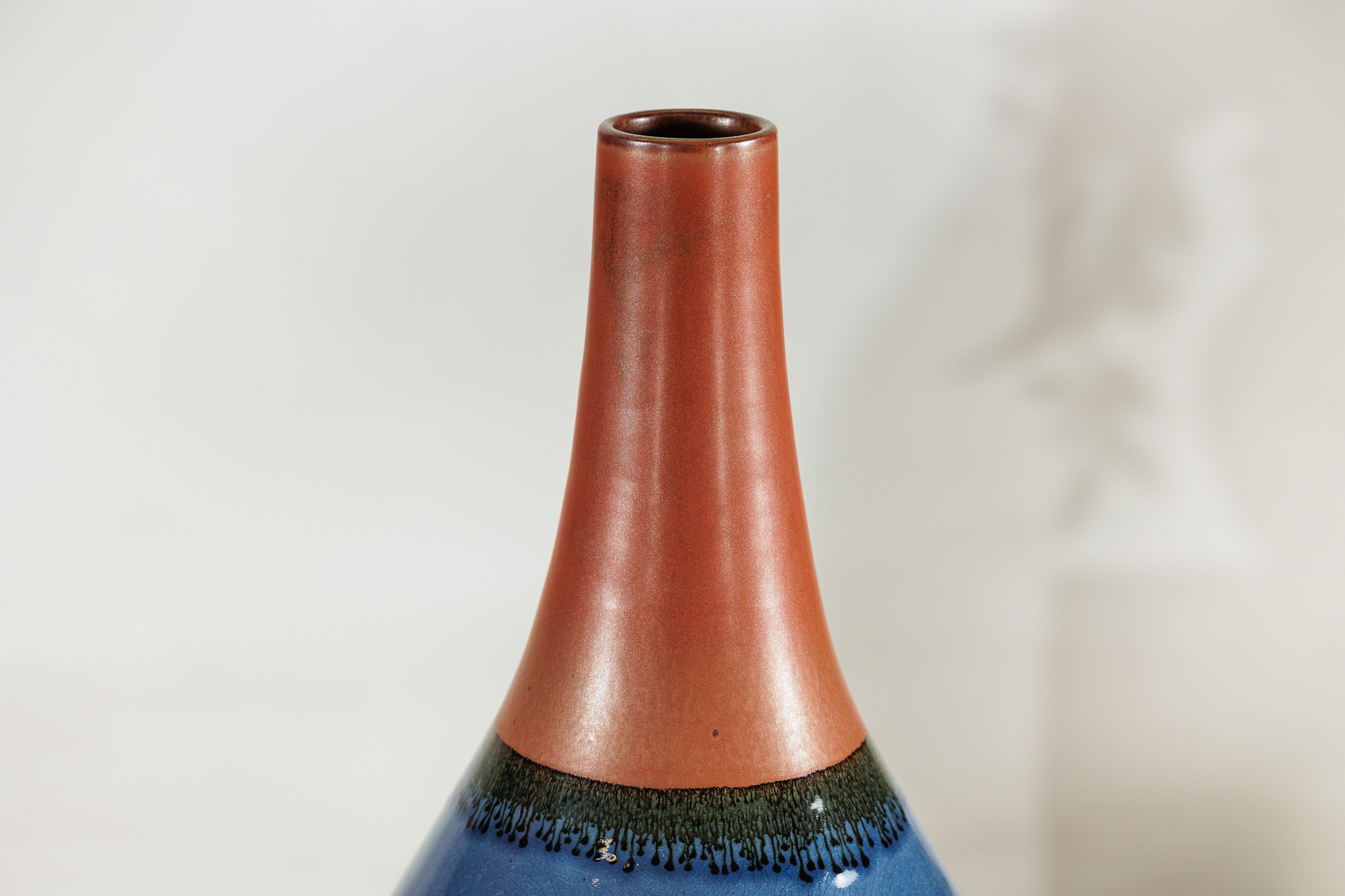 Pair of Large Artisan Teardrop Ceramic Vases in Deep Blue and Terracotta Glaze en vente 5